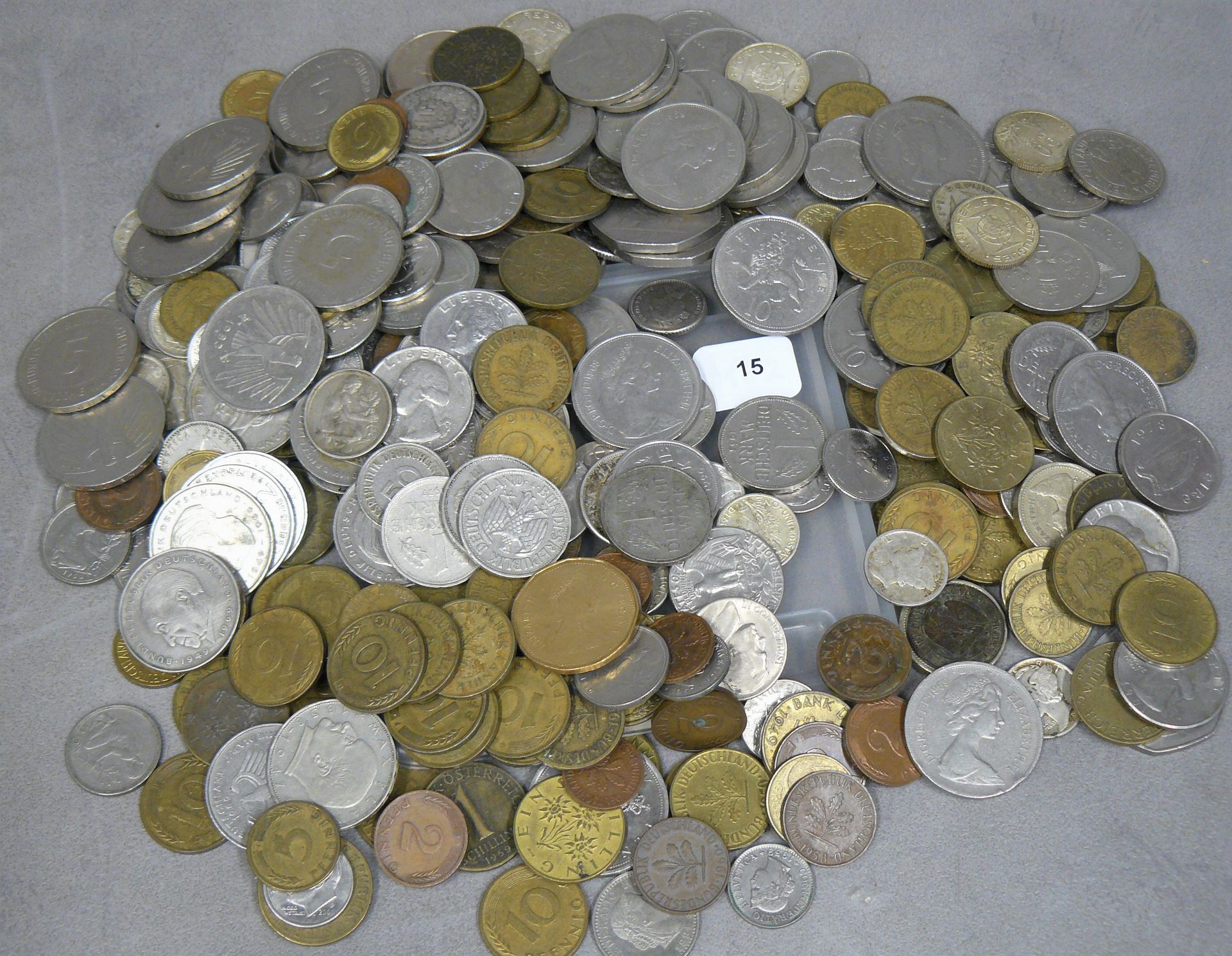 Null un lot de petites monnaies diverses étrangères dont Allemagne, Autriche, su&hellip;