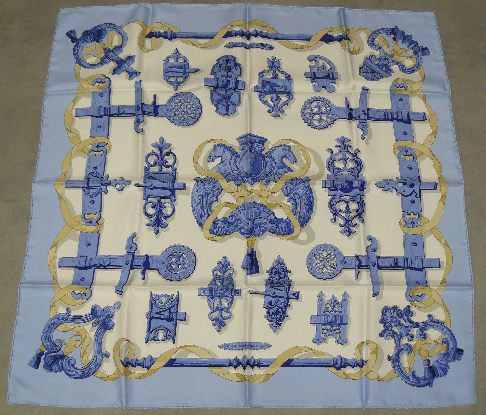 HERMES 巴黎爱马仕，一条丝巾 "Ferronnerie" - 88 x 88 cm。加入一个爱马仕盒子