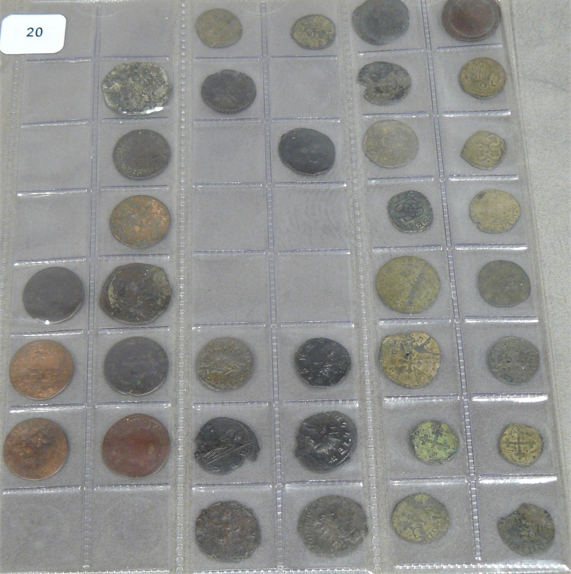 Null un lot de 35 petites monnaies antiques et médiévales dont quelques Romaines&hellip;