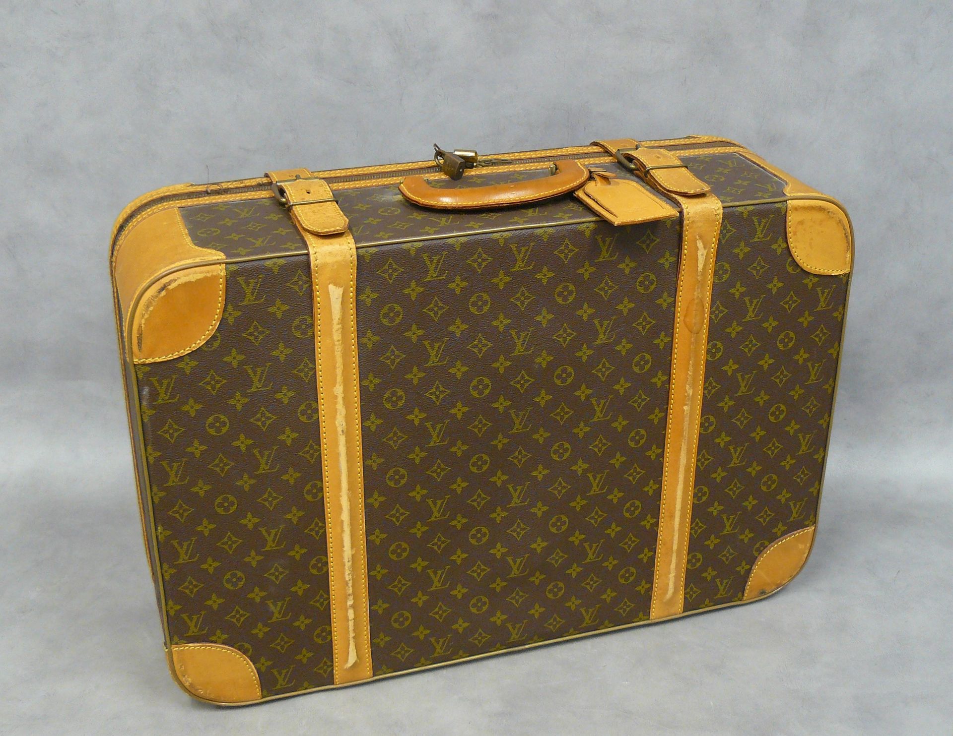 VUITTON Louis VUITTON : a semi-rigid suitcase in canvas monogrammed LV; corners,&hellip;