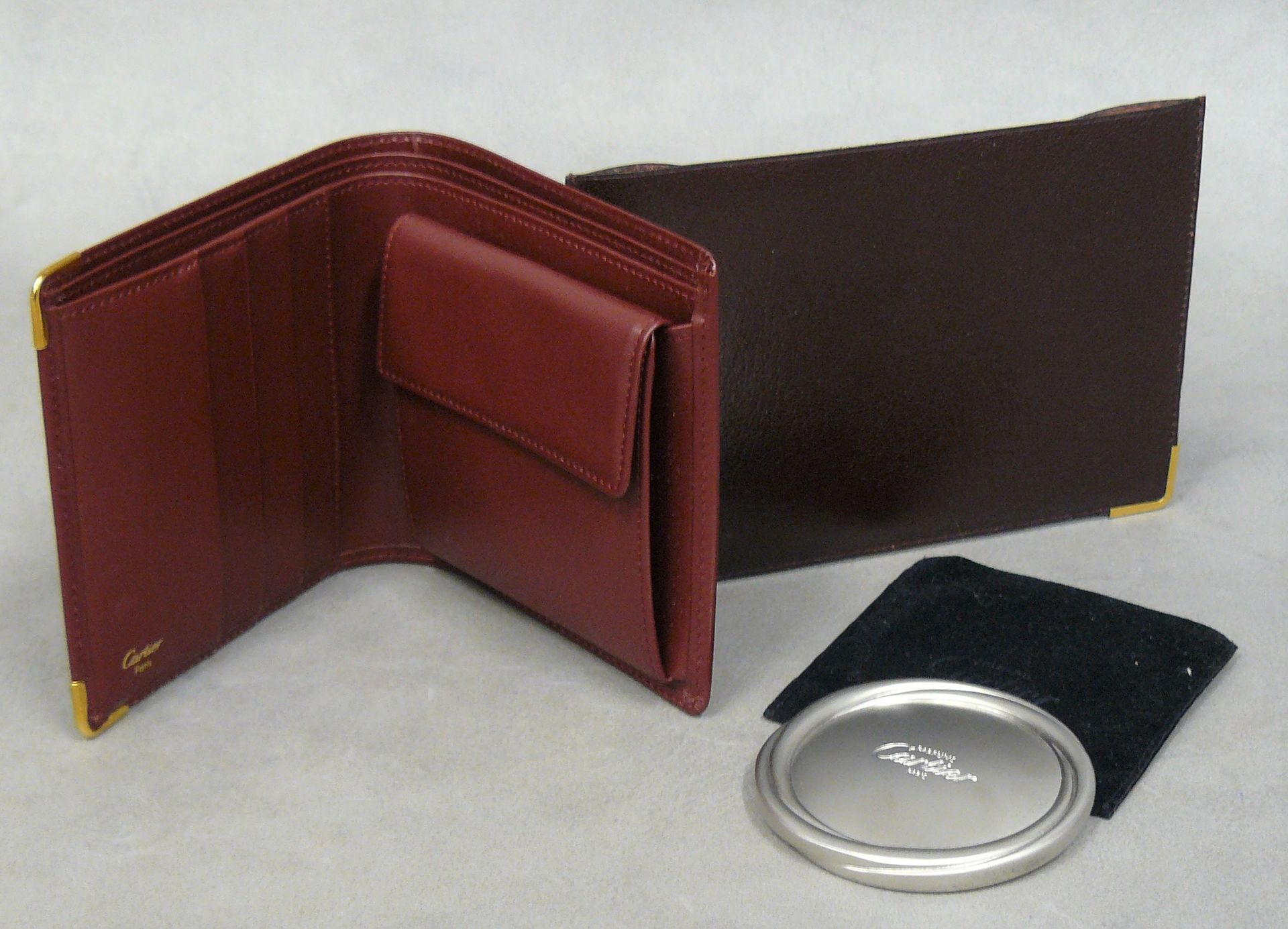 CARTIER Must of CARTIER : a wallet, a wallet in burgundy leather - one joined: a&hellip;