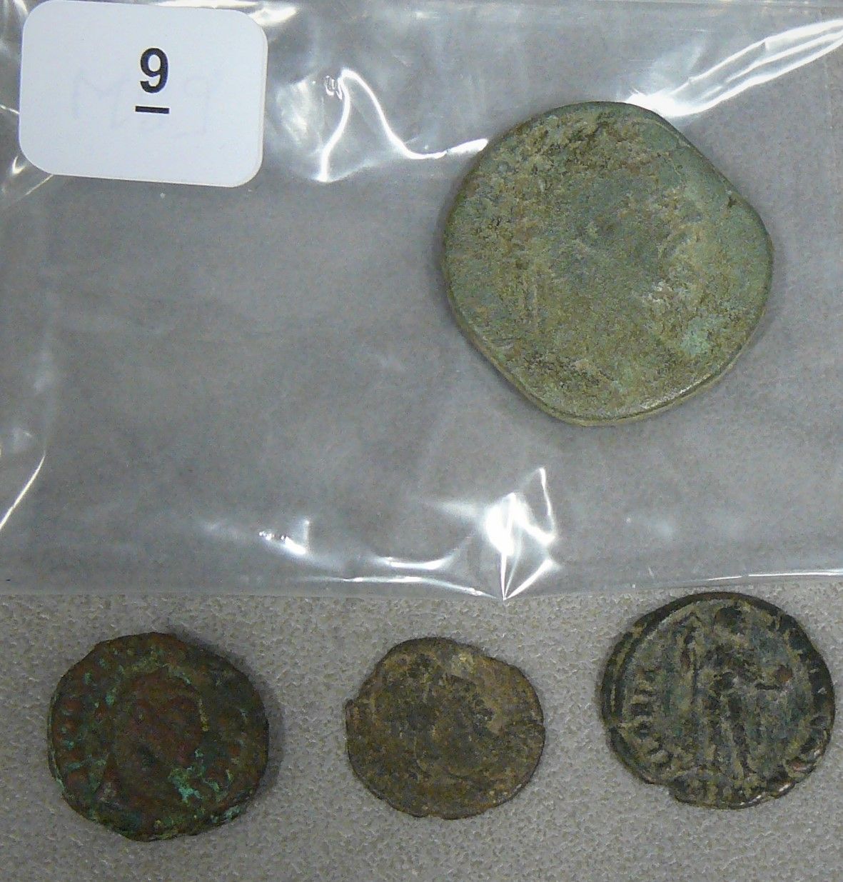 Null un lot de 4 monnaies romaines en bronze (dont 1 sesterce) - Etats divers