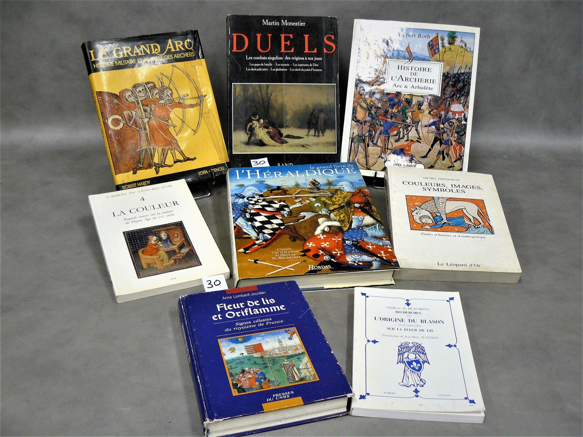 HERALDISME 8本关于纹章学、射箭和杂项的书籍，包括：《纹章学大全集》。