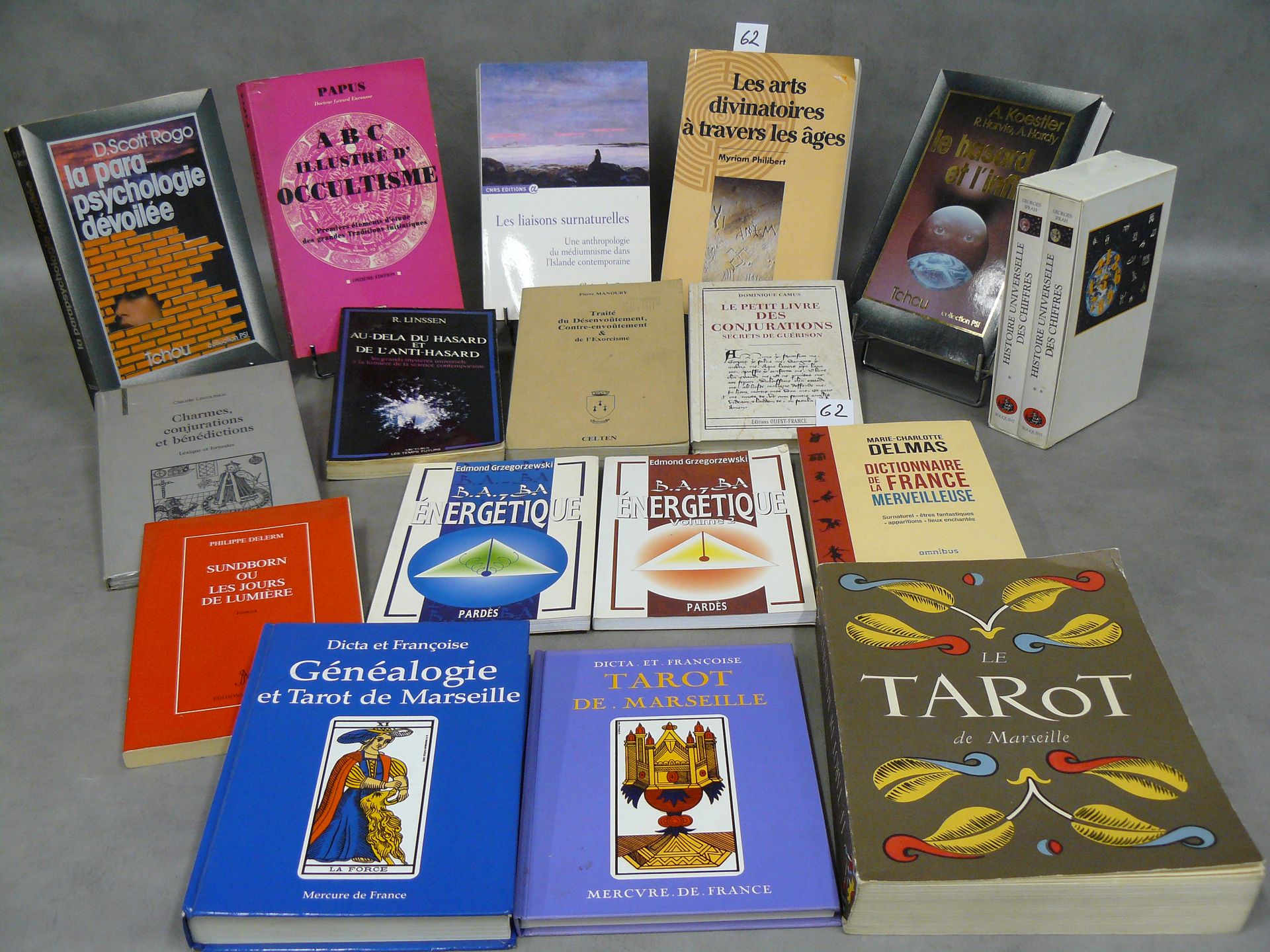 Art Divinatoire lotto di diciassette libri su divinazione, scienze occulte, taro&hellip;
