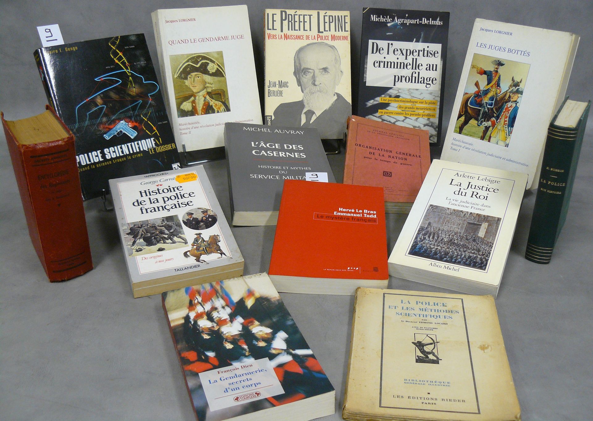 Gendarme, Juges 一套14本关于警察和司法的书籍，包括：Quand le gendarme juge