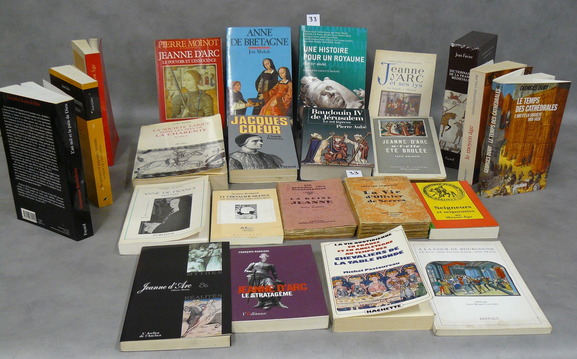 Moyen Age 一批23本关于中世纪、圣女贞德的书籍，包括：大教堂的时代
