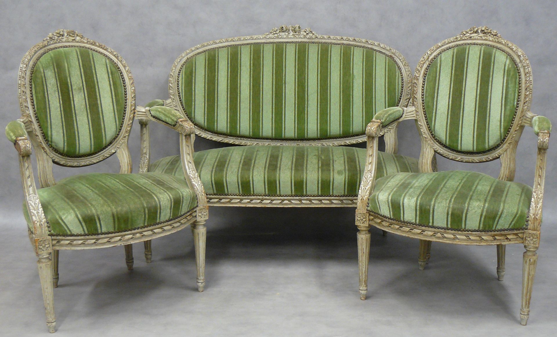 Null 
路易十六风格的客厅家具，灰色特里亚侬漆木，包括：一对卡布里埃扶手椅和一个沙发-长119厘米-覆盖着绿色天鹅绒（扶手要重新固定）。