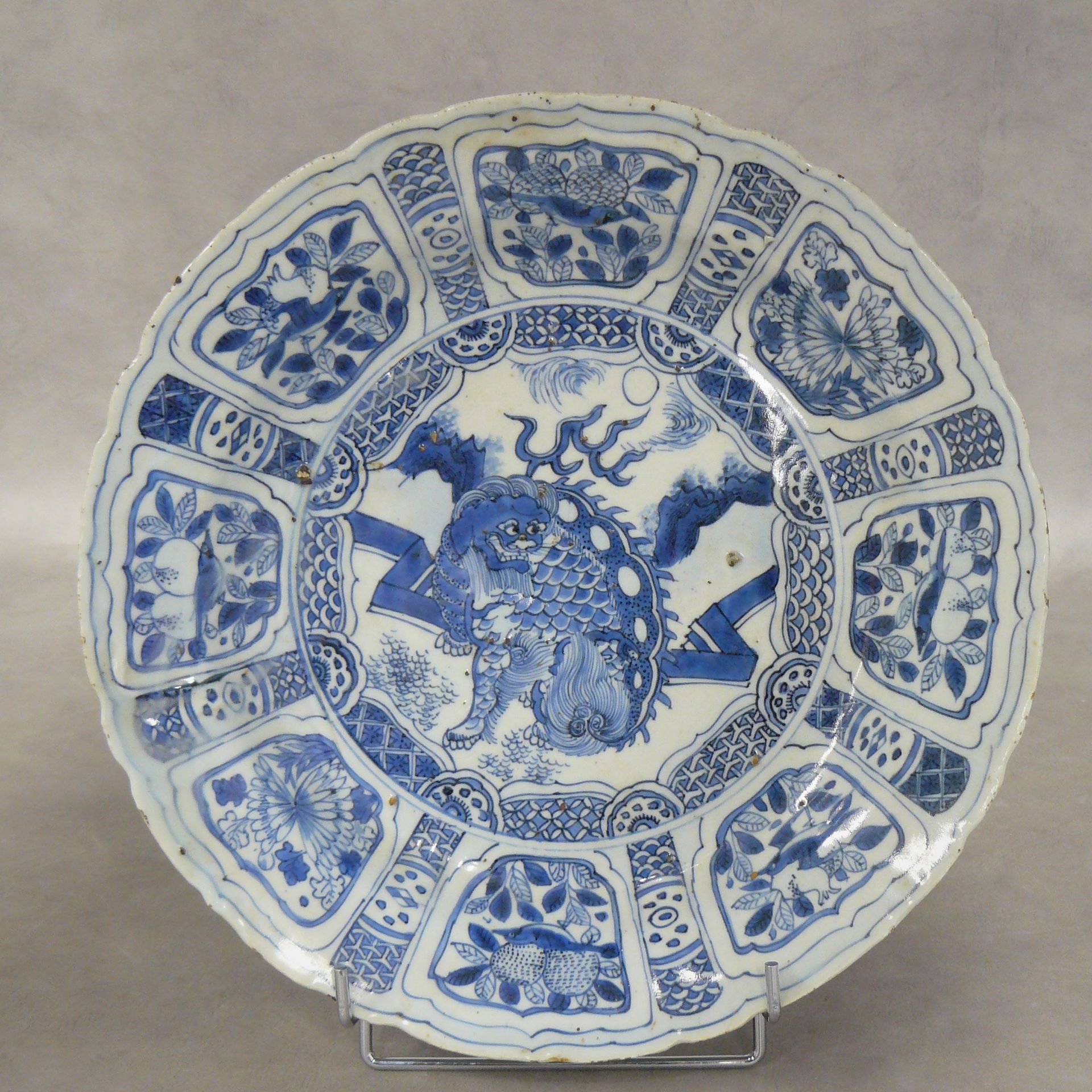 Null 
Chine : grand plat creux en porcelaine Kraak à décor central en camaïeu bl&hellip;