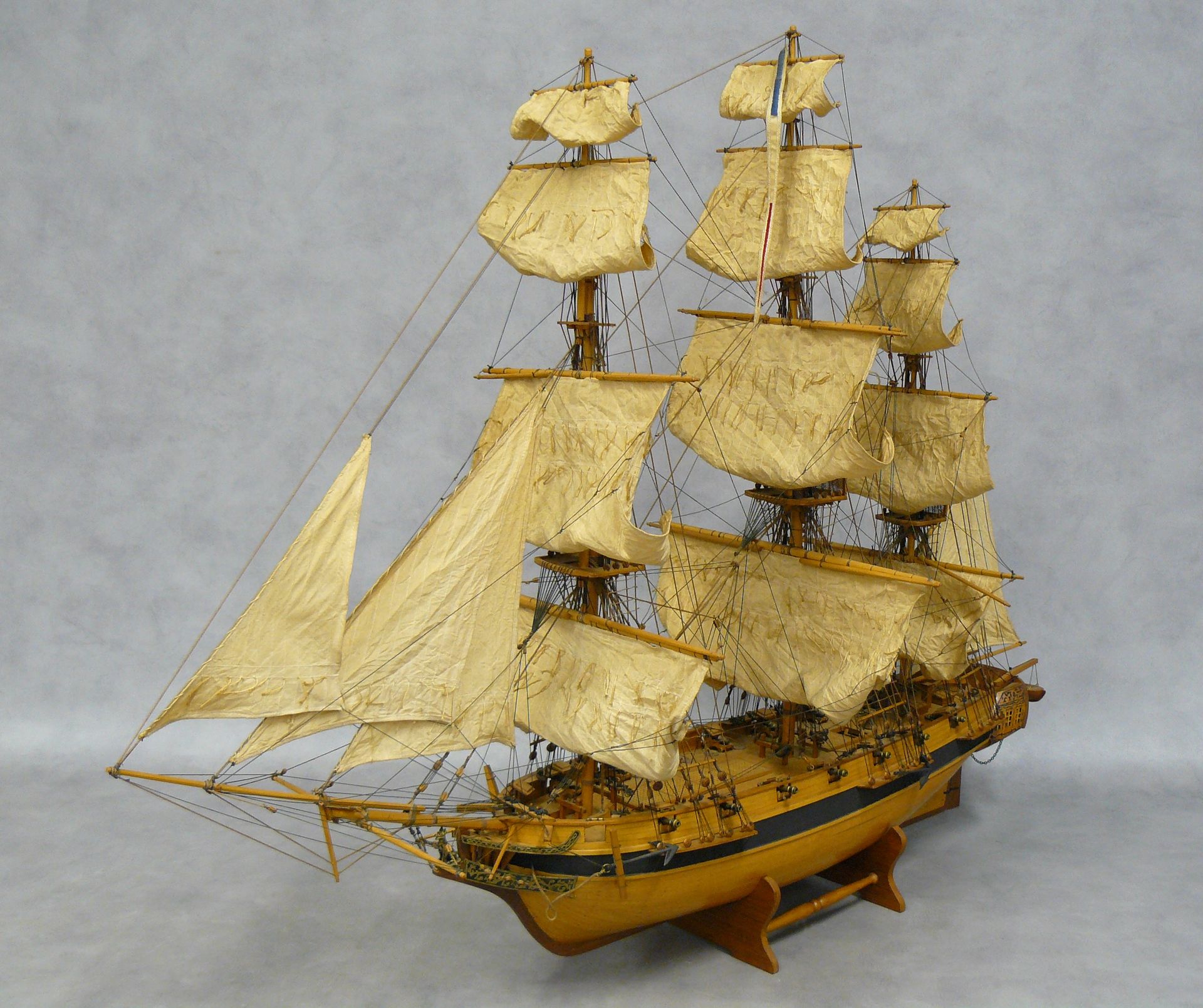 Null 
Dumont Durville制作的 "星盘 "号护卫舰（1812年）三根桅杆的木质模型--在其木质底座上--高82、宽110厘米