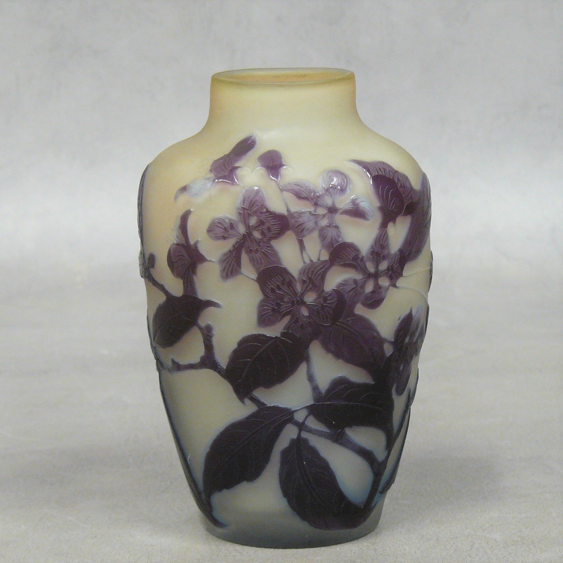 GALLE GALLÉ：浮雕花瓶，瓶身略扁，有紫色花朵 - 高12.5厘米
