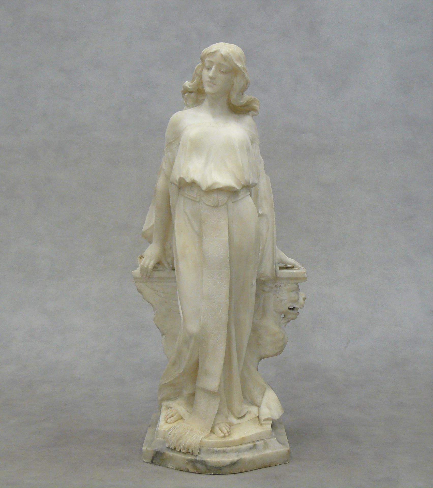 A. DEL PERUGIA 
A. Del PERUGIA（约1904年）。莎乐美靠在文艺复兴时期的栏杆上，带翅膀的狮子，白色大理石的重要雕塑，有签名（事故和&hellip;