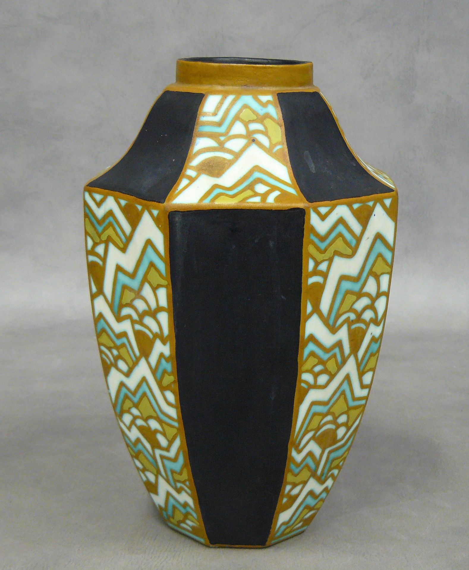 Charles CATTEAU 
Charles CATTEAU：装饰艺术花瓶，八角形，黑面交替，用赭石、绿色和白色珐琅彩装饰的精美陶器；有签名，编号为D113&hellip;