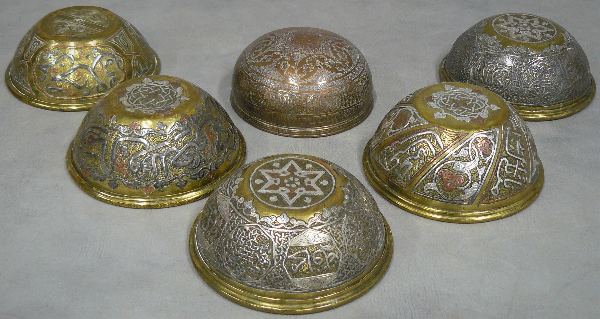 Null 
一套6个东方碗：5个铜制的，嵌有红铜和银的，并装饰有投票文本。叙利亚 19世纪末-20世纪初 - 附带一个红色的铜凿子碗 - 高5 Ø 12,5 c&hellip;