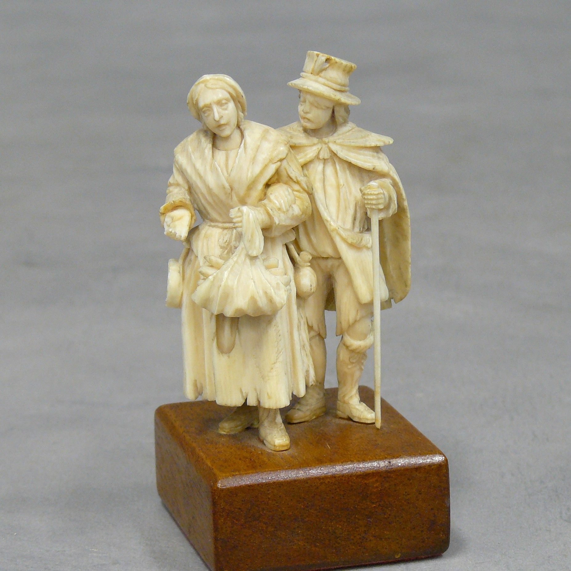 Null 
优雅的穷人夫妇：迪耶普象牙的主题。19世纪中叶--高7.5、宽5厘米（木质底座，高9.5厘米）