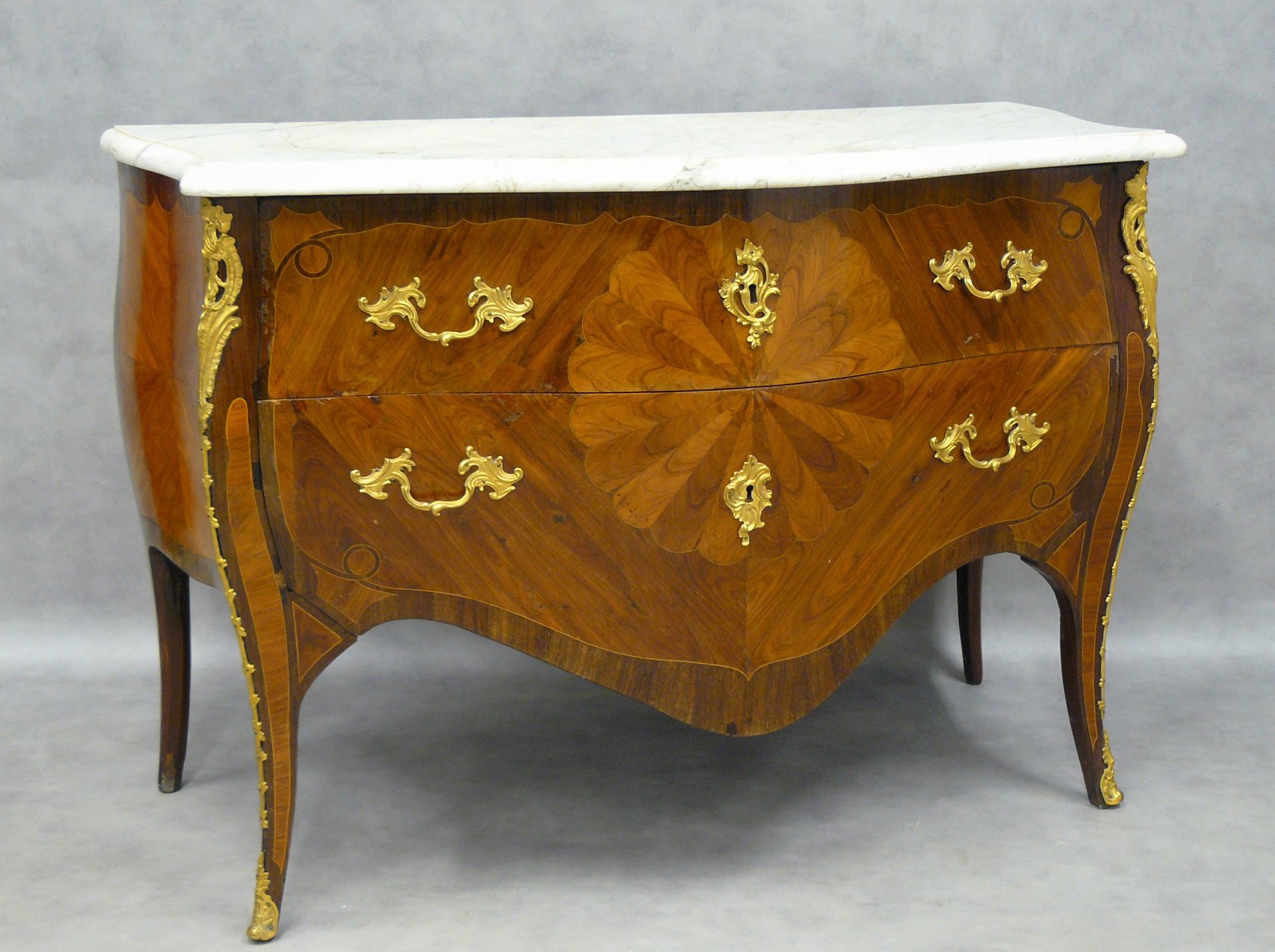 P. Roussel - E.C. Franc - J.M.E 
Belle commode Louis XV, galbée en bois de placa&hellip;