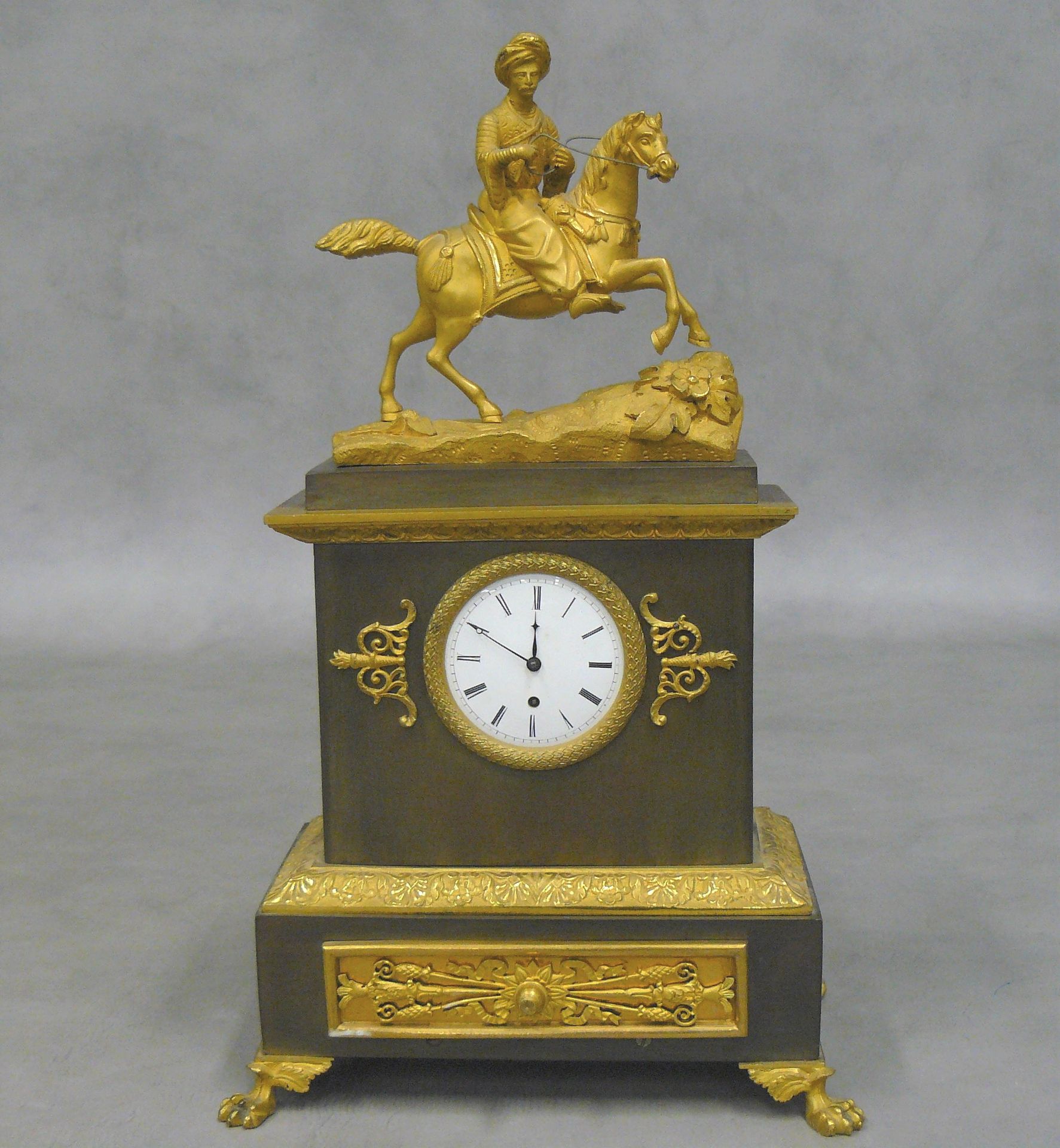 Null 
一座带有奥特曼坐骑的大理石和铜化金属钟，机芯背面有宝玑-巴黎的签名，盖子上有一个墨池，底座上有一个小抽屉：它站在爪子上。19世纪中期--高31、宽1&hellip;