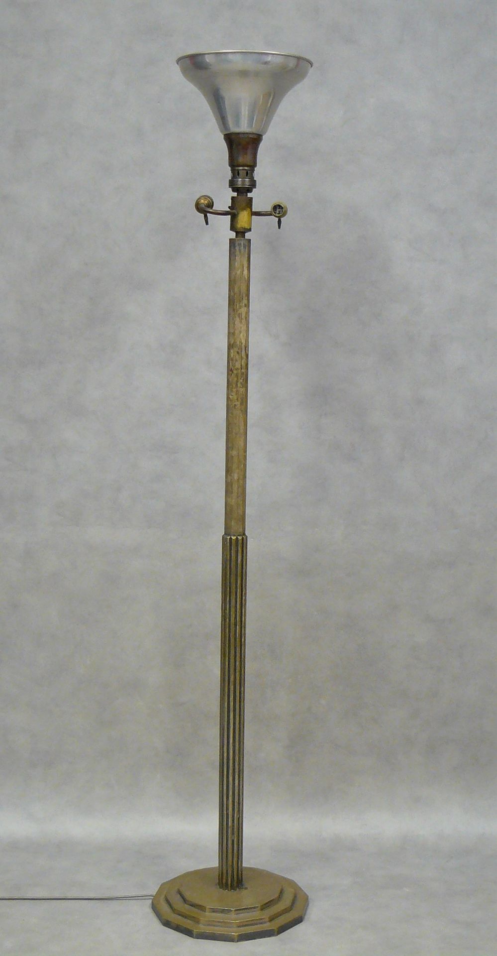Null 
Lámpara de pie de metal plateado Art Decó, la parte inferior parcialmente &hellip;