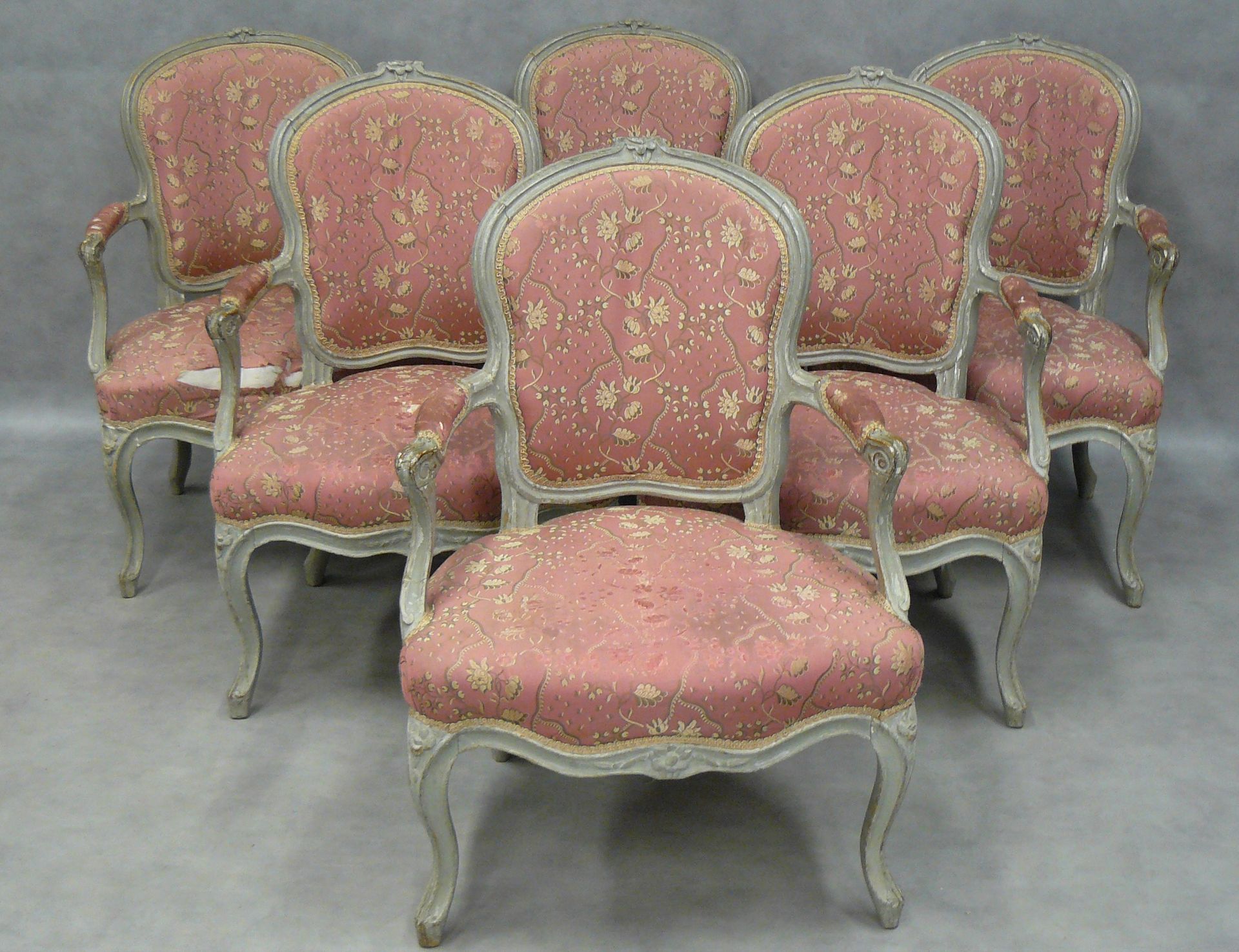 Null 
一套六把路易十五风格的敞篷扶手椅，灰色漆面，使用粉色丝绸软垫 - 高87厘米，宽60厘米