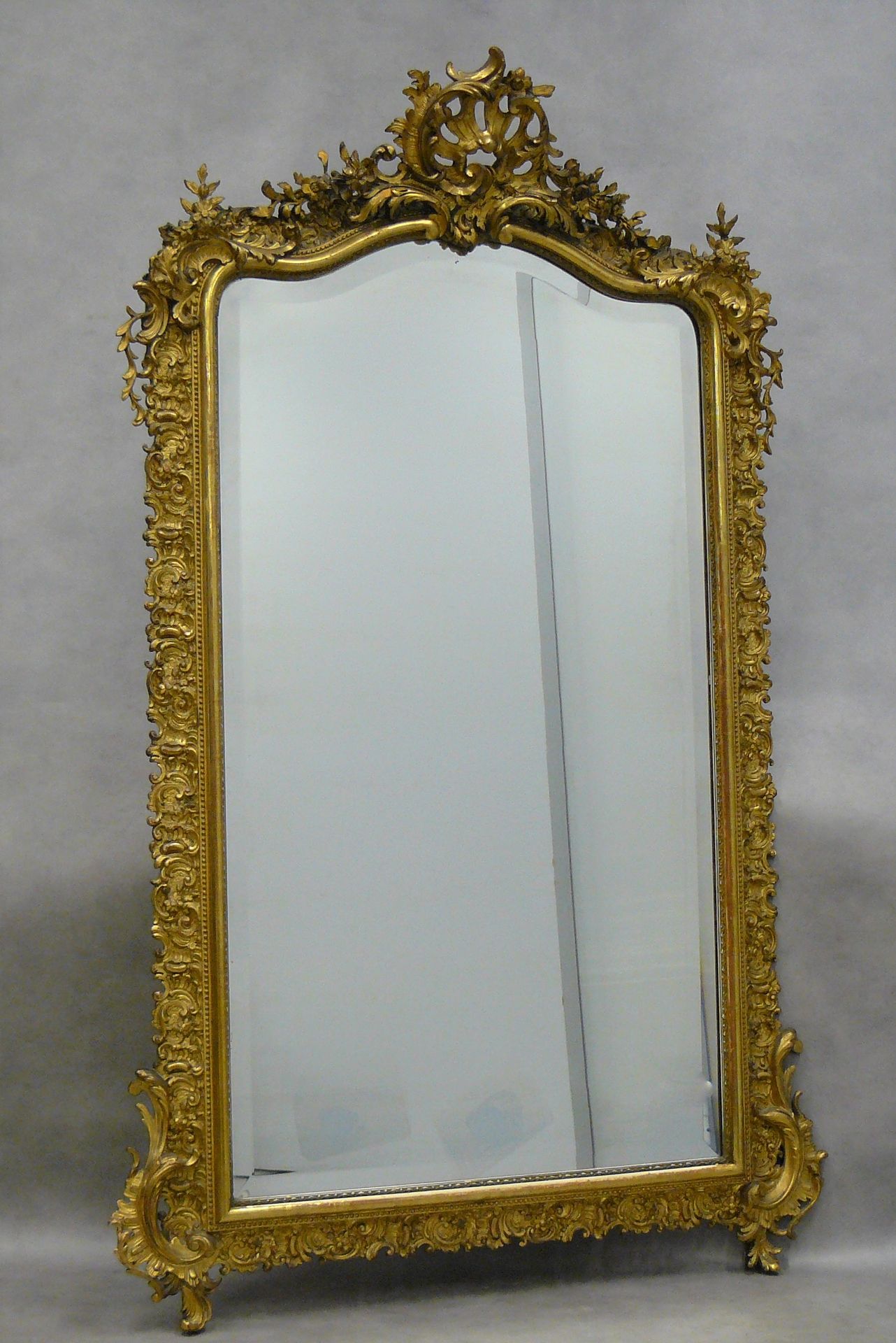 Null 
Gran espejo estilo Luis XV, rocaille con cristal biselado. Finales del sig&hellip;