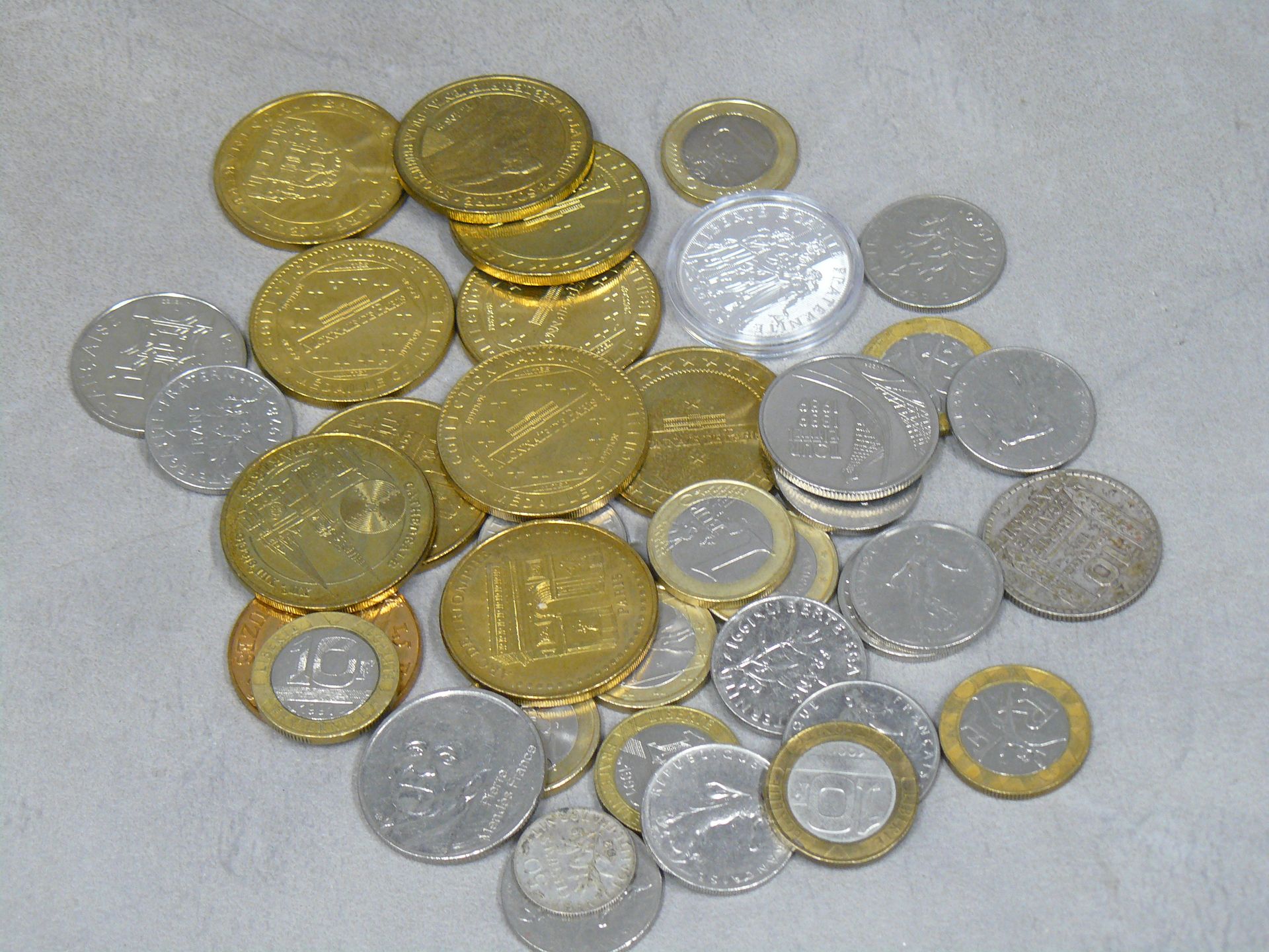 Null 法国：21枚杂项硬币，包括11枚1法郎Semeuse镍币-3枚5法郎镍币纪念币-5枚10法郎Gimenez铜镍币-1枚10法郎Turin银币和1枚50&hellip;