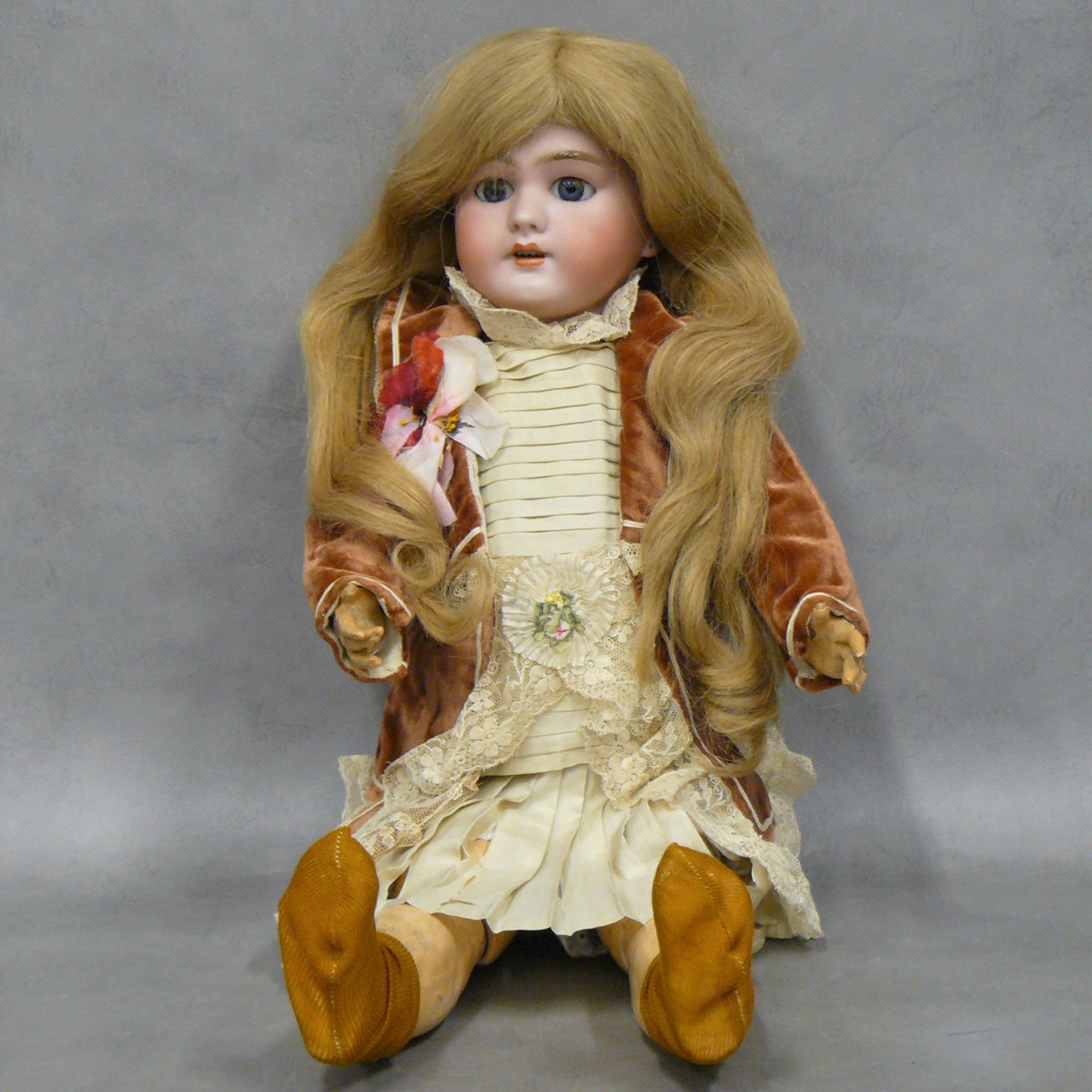 DEP une poupée la tête en biscuit coulé : marquée DEP n°8, veste velours - H 50 &hellip;