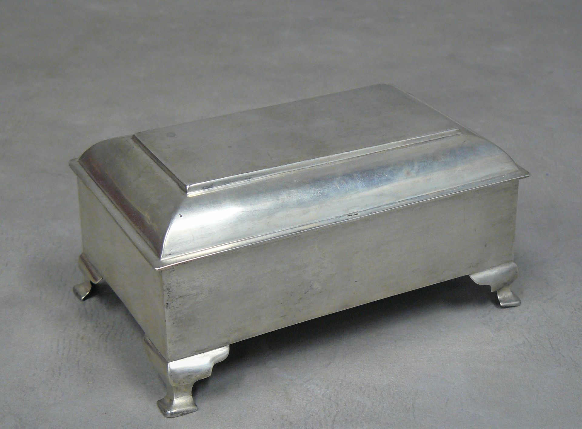 Null scatola inglese in argento (weevil), interno in legno L 14,5 cm - Pb 257 g