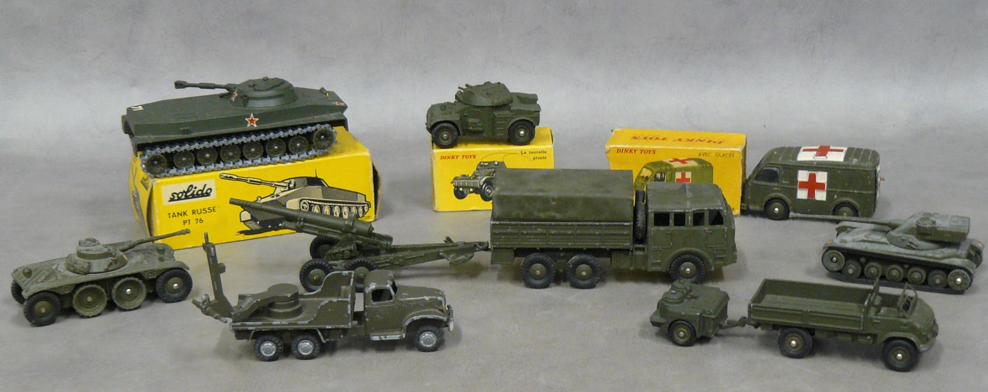Null un lot de 8 véhicules militaires : 2 Dinky Toys dans leur boîte (usures, ac&hellip;
