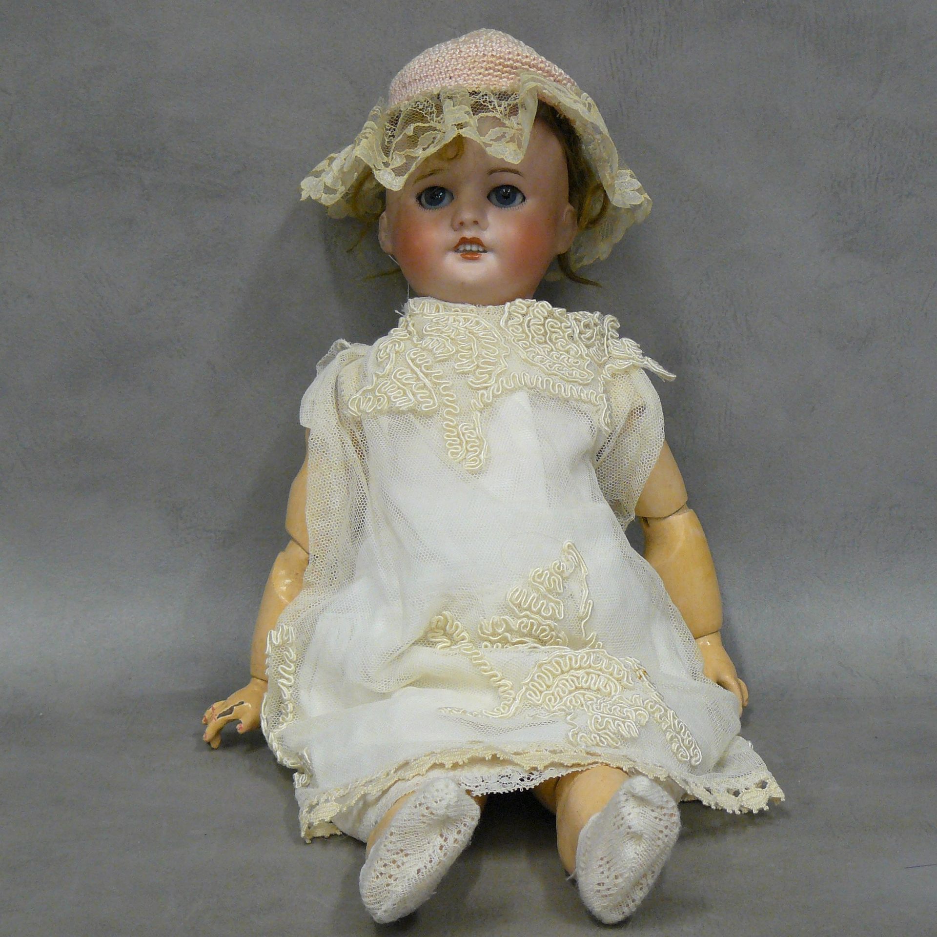SFBJ 娃娃，头部为铸模，签名为SFBJ n° D 60 - 0，带帽子的假发 - 高40厘米