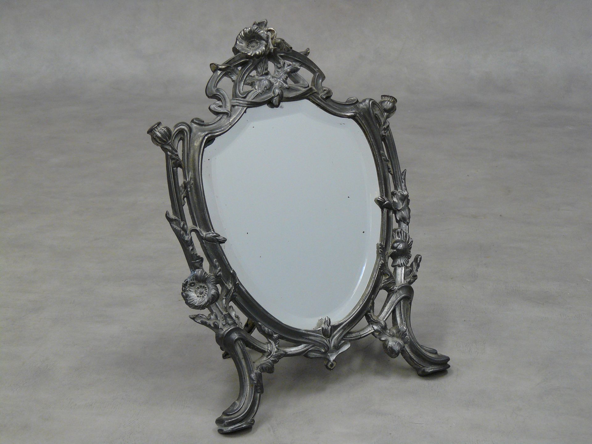 Null specchio da tavolo in stile Art Nouveau a forma di regolo e scudo con decor&hellip;