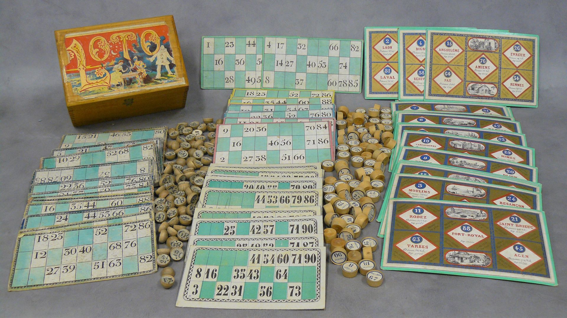 Null ein "Lotto"-Koffer mit vier Kartensets; beigefügt sind zwei Sets von Spiels&hellip;
