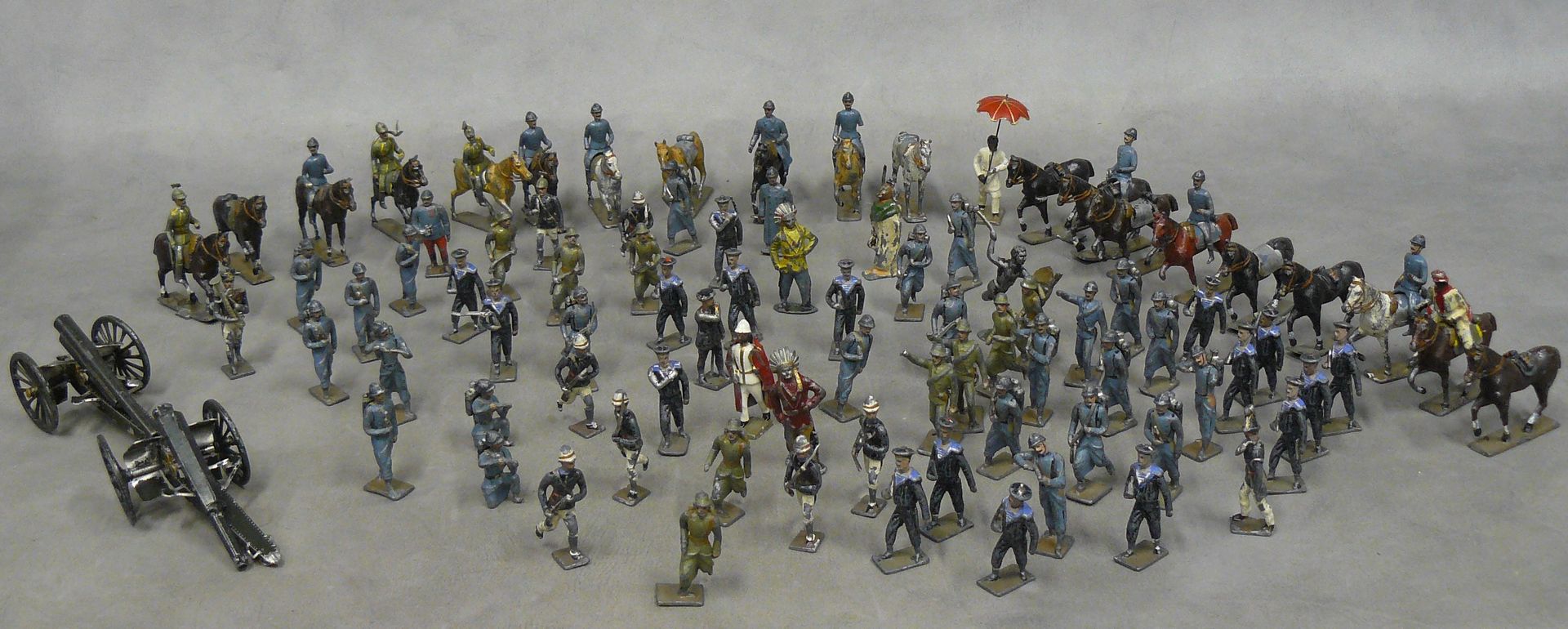 Null un lot de petits soldats en plomb (environ 20 chevaux et 65 personnages) us&hellip;