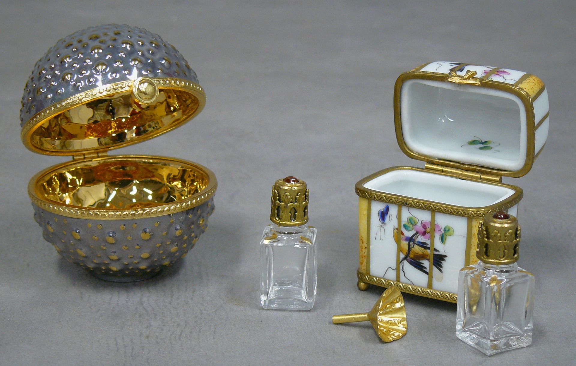 Null 一件拍品：一个鸟笼形状的利摩日瓷器小盒子，上面有两只鸟的多色装饰，里面有两个香水瓶和它们的小漏斗 - 6 x 4厘米 - 一个银球形状的利摩日瓷器小盒&hellip;