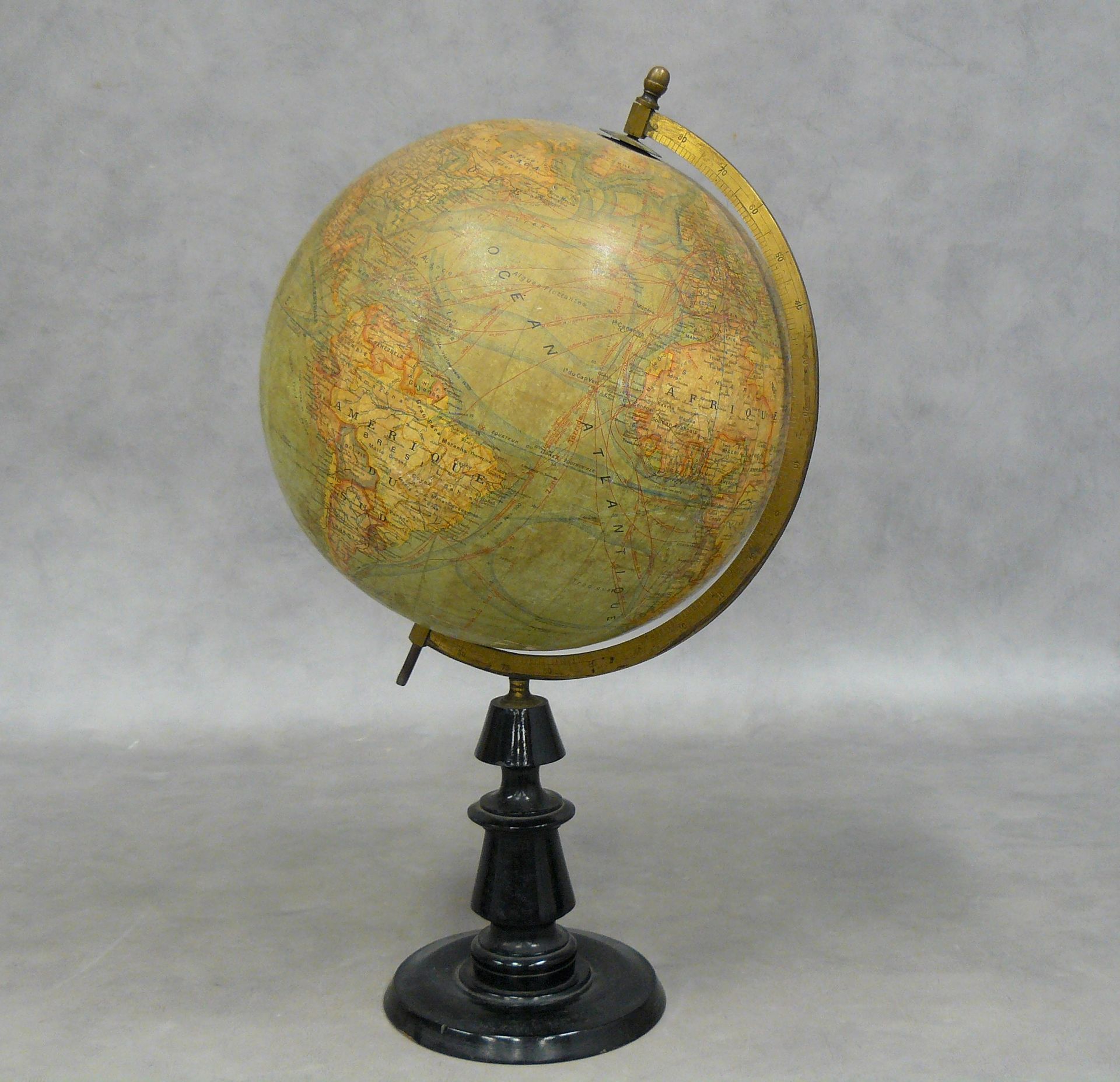 Null un globe terrestre dressé par J. FOREST - H 59 cm