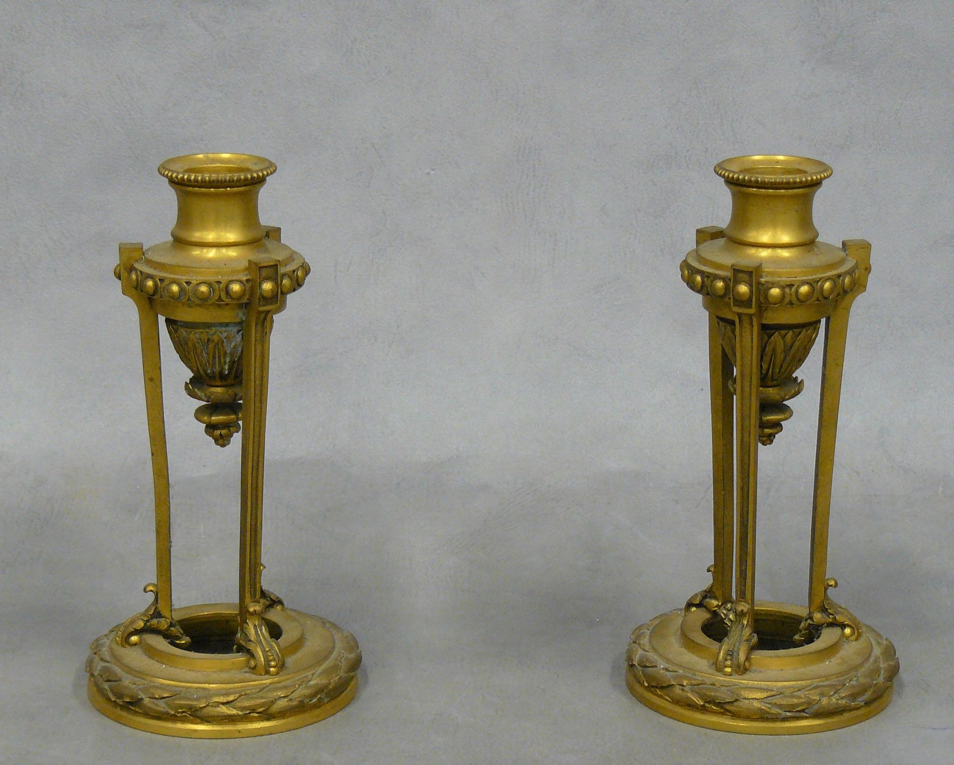 Null 一对雅典形式的小三角烛台，鎏金青铜 - 高18厘米