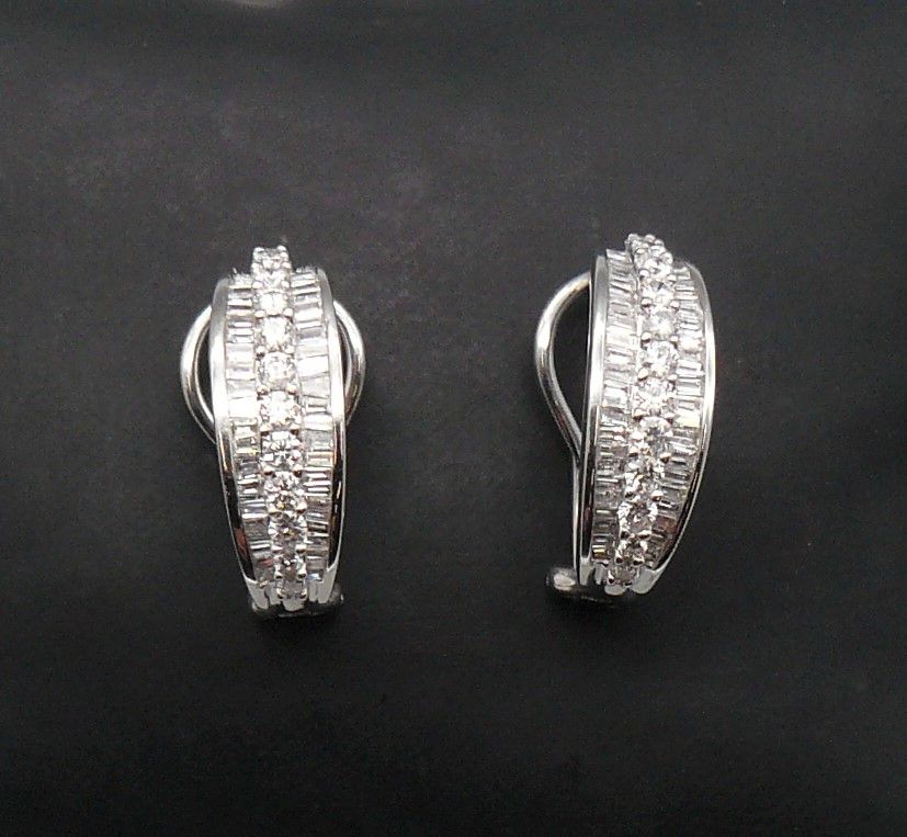 Null a pair of earrings in white gold 750°/°°° (owl) set with baguette and brill&hellip;