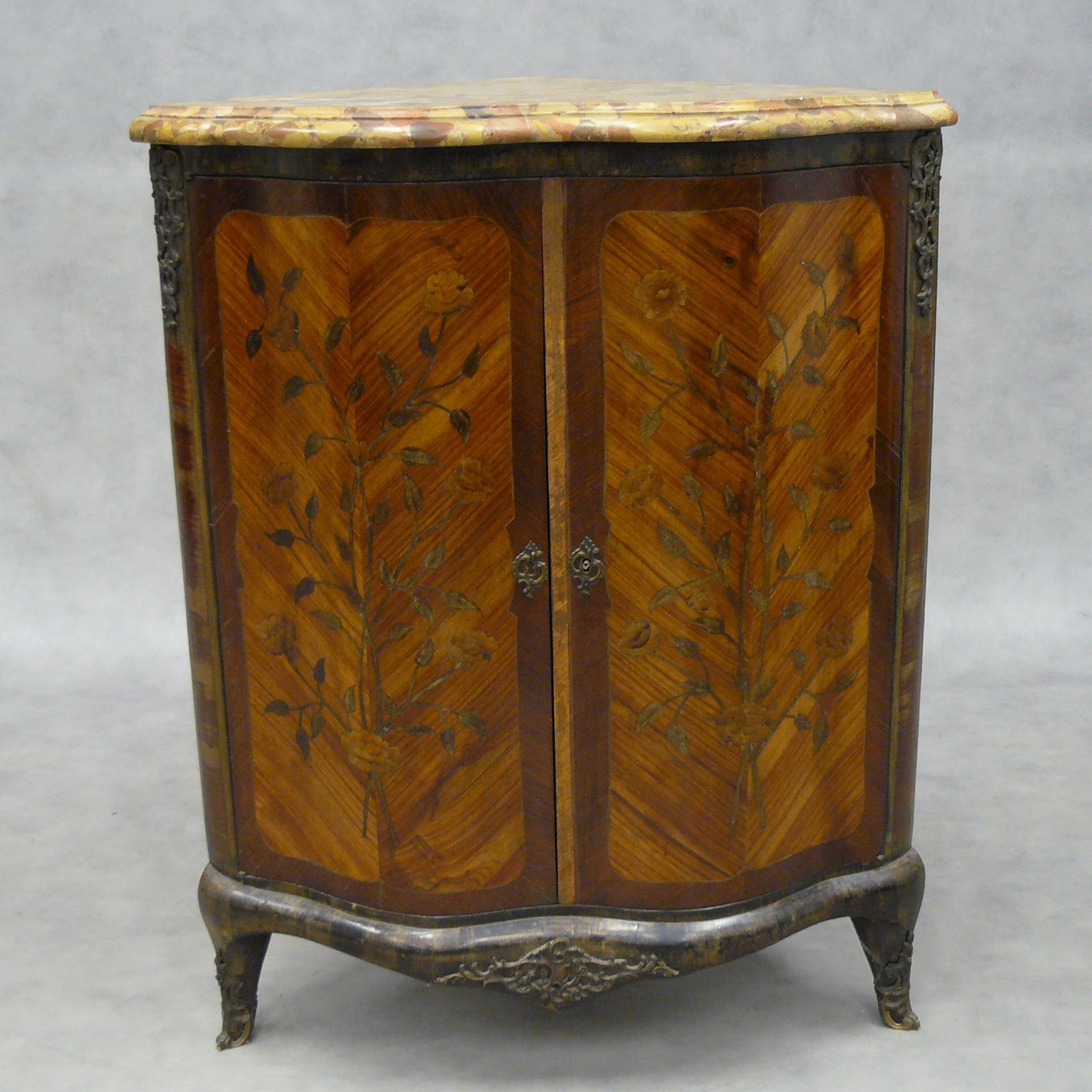 Null mueble esquinero de estilo Luis XV en chapa de madera e incrustaciones de r&hellip;