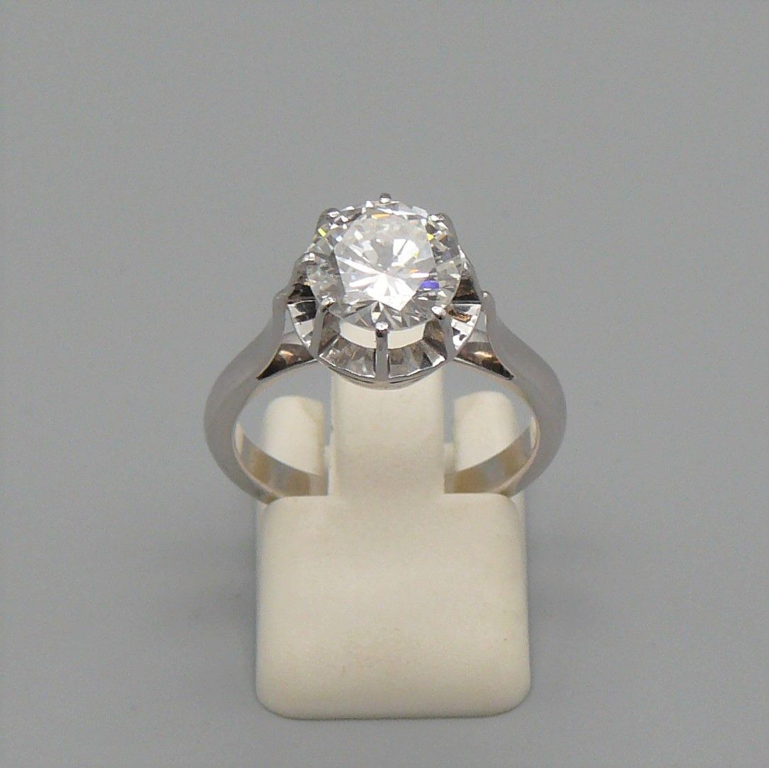 Null 一枚白金和铂金单颗戒指（猫头鹰和吉祥物），镶嵌着一颗现代明亮型切割钻石，重达2.20/2.30克拉。推测白色VS2 - 5.59 克