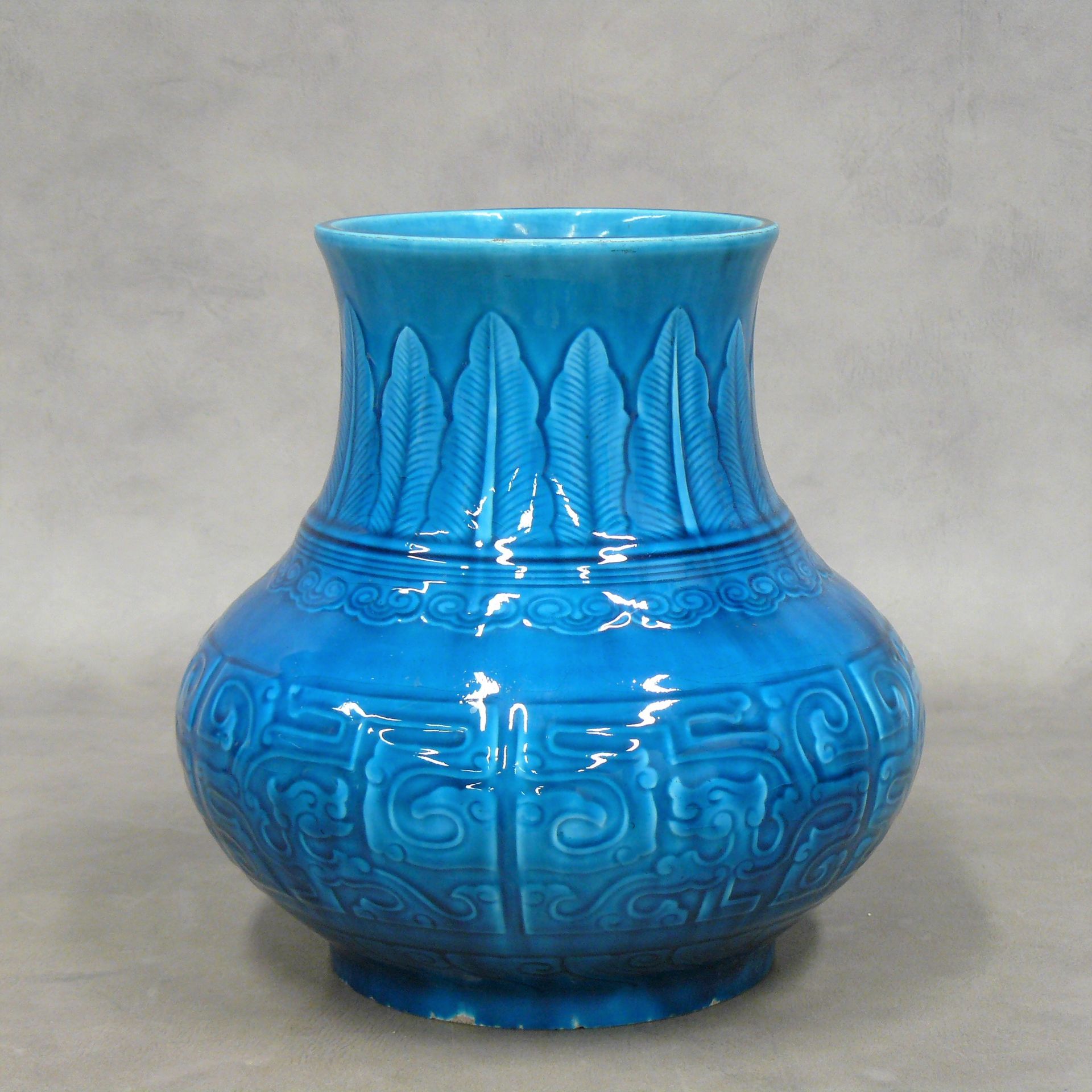 DECK Théodore DECK (1823-1891) : vase Chine en céramique émaillée bleue - H 26 c&hellip;