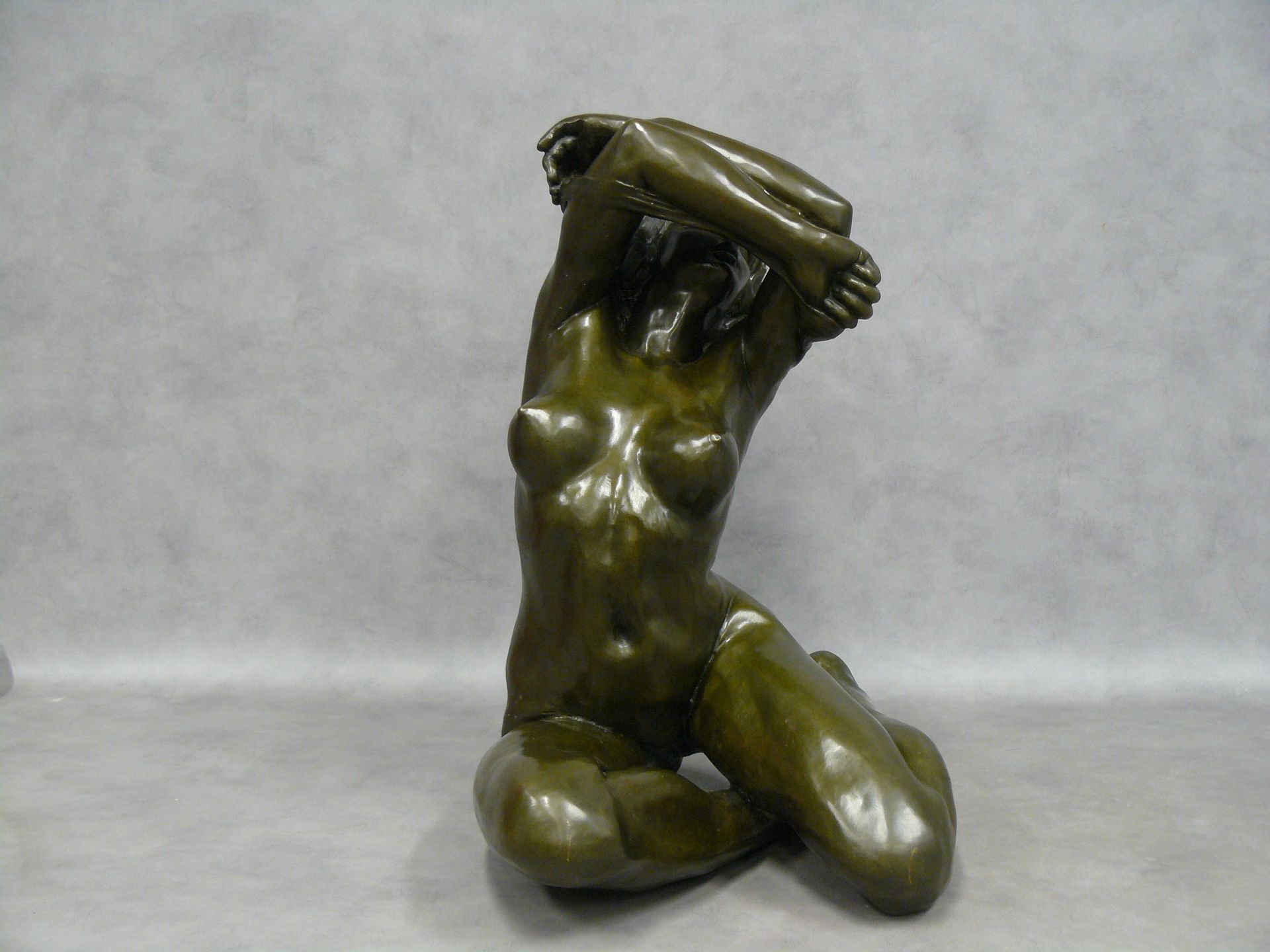 MAAS Christian MAAS (né en 1951) : jeune femme nue les bras levés, bronze de pat&hellip;
