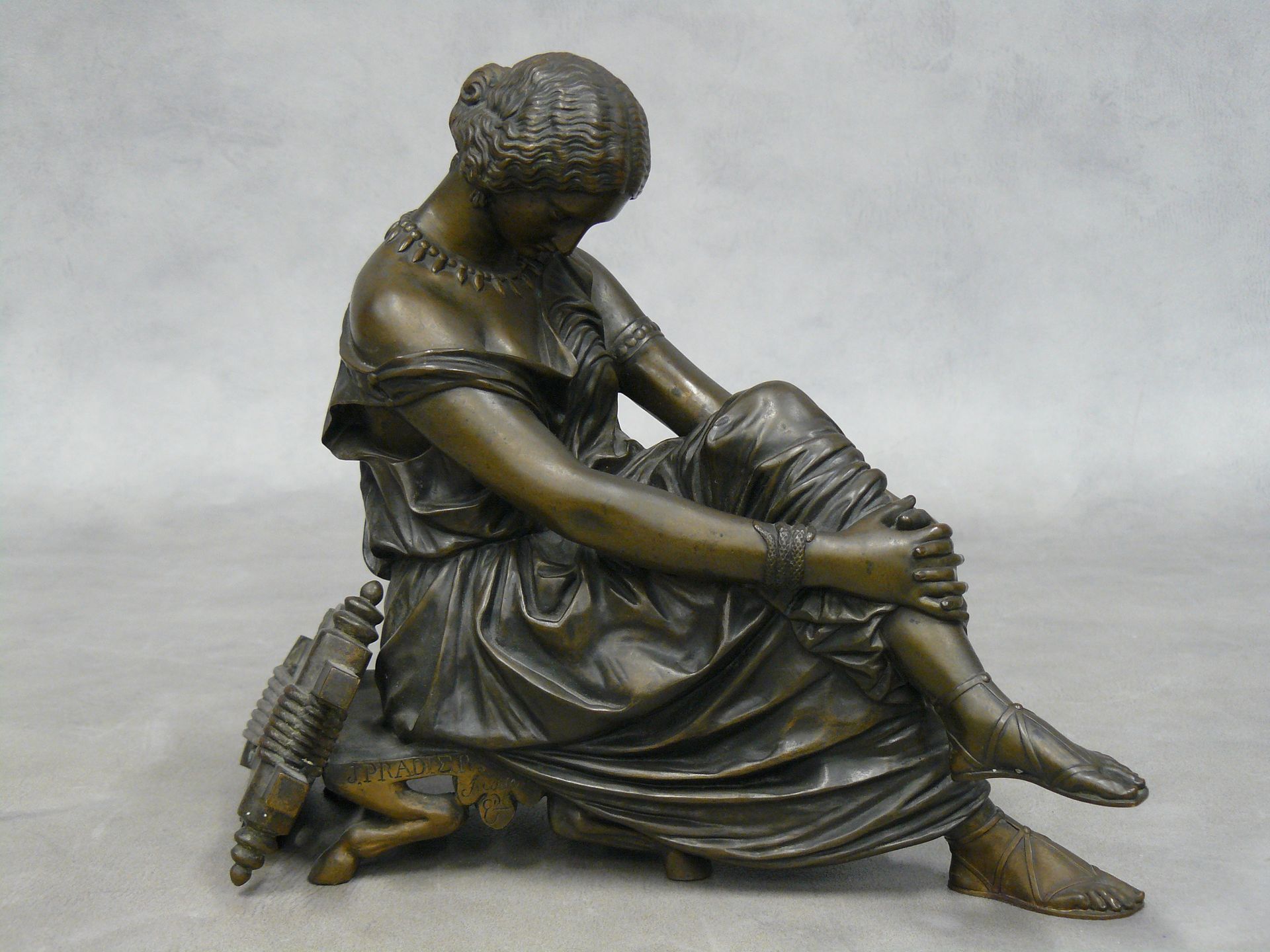 PRDIER James PRADIER (1790-1852)继:坐在凳子上的Sapho，动物跗骨之蛆的底座，背面有一把琴，主题为青铜色，有签名和Susse &hellip;