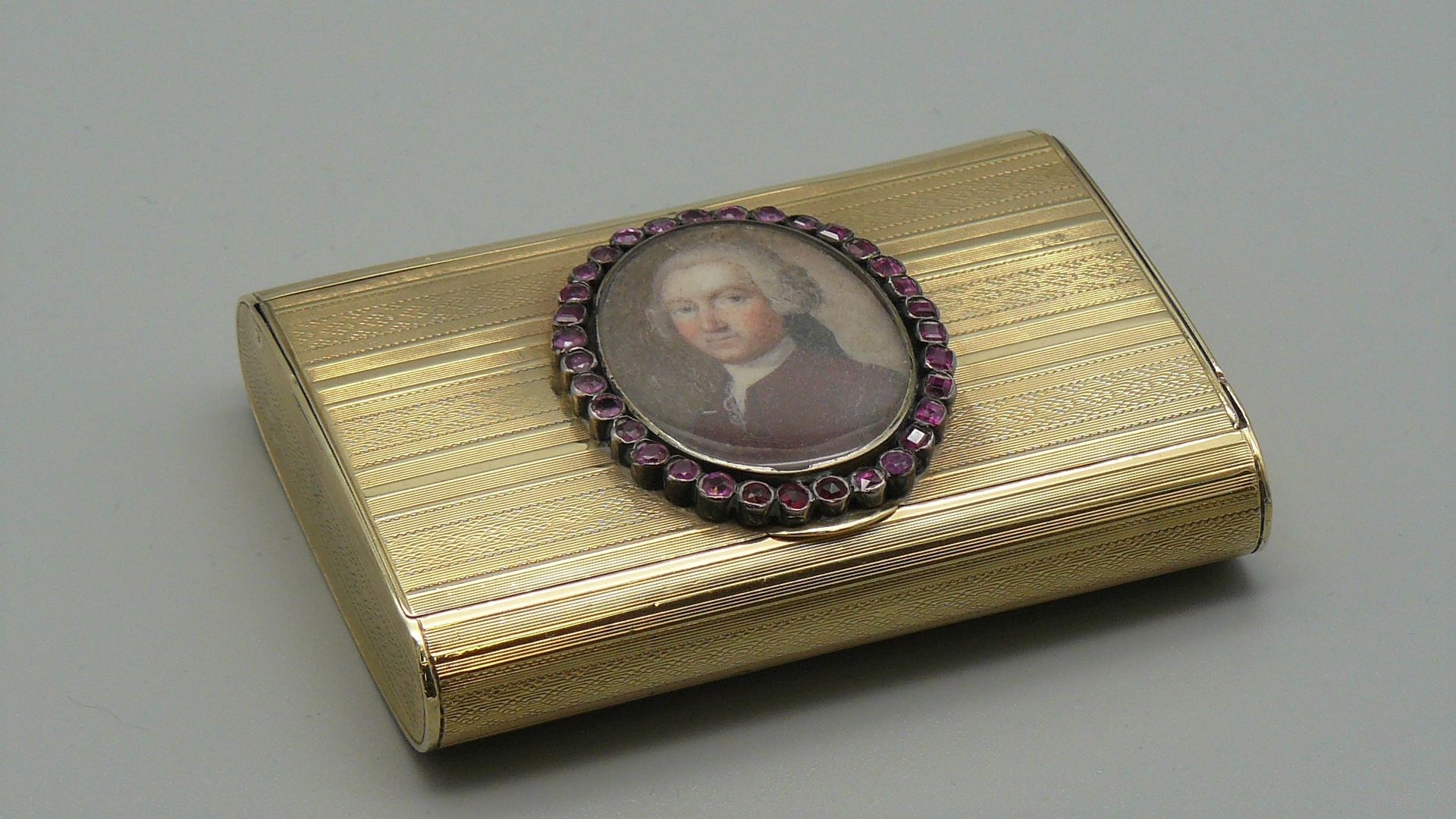 TIFFANY Tiffany : boîte tabatière en or guilloché (14 K), ornée d'une miniature &hellip;