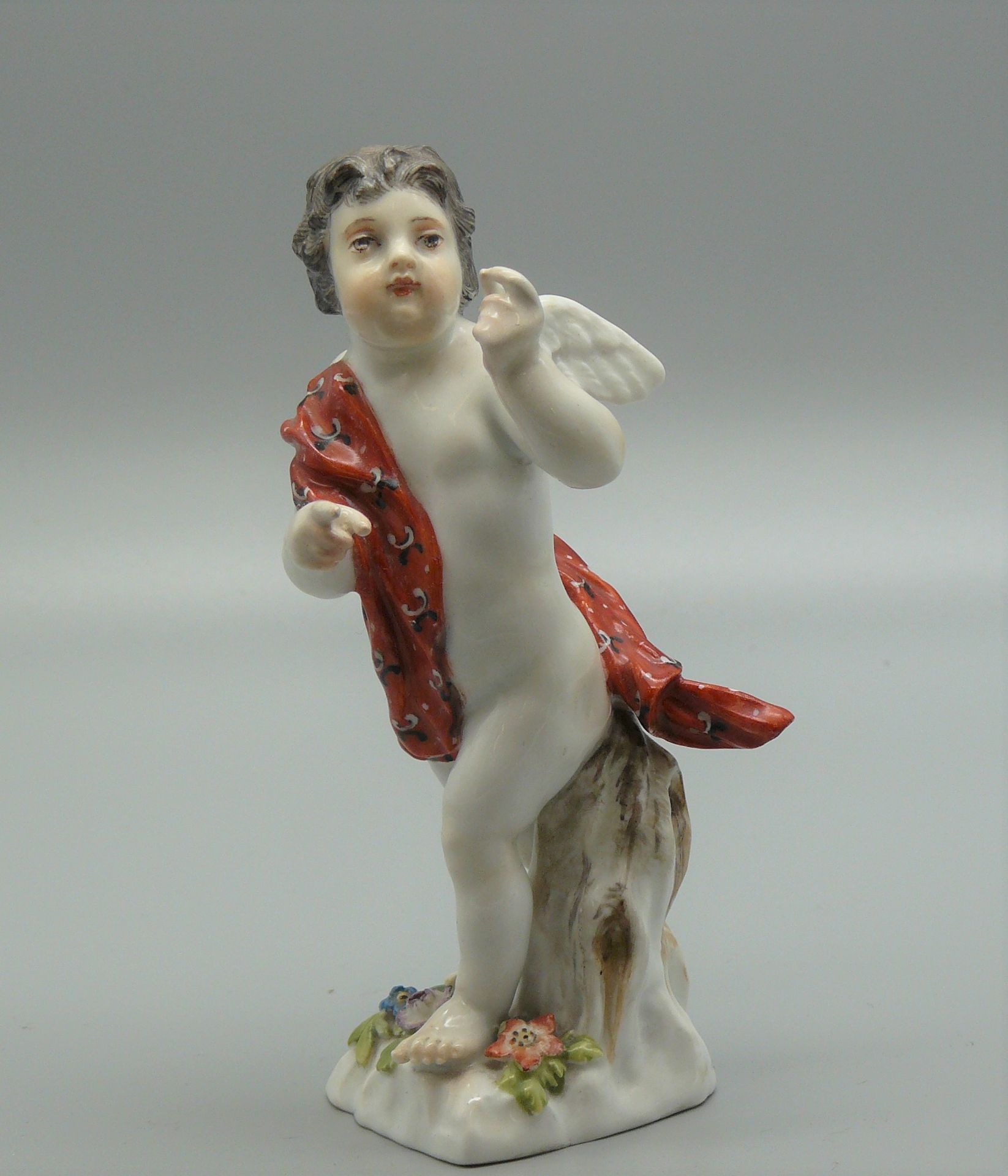 MEISSEN Meißen (Sachsen): Engel mit Schärpe, Statuette aus polychromem Porzellan&hellip;