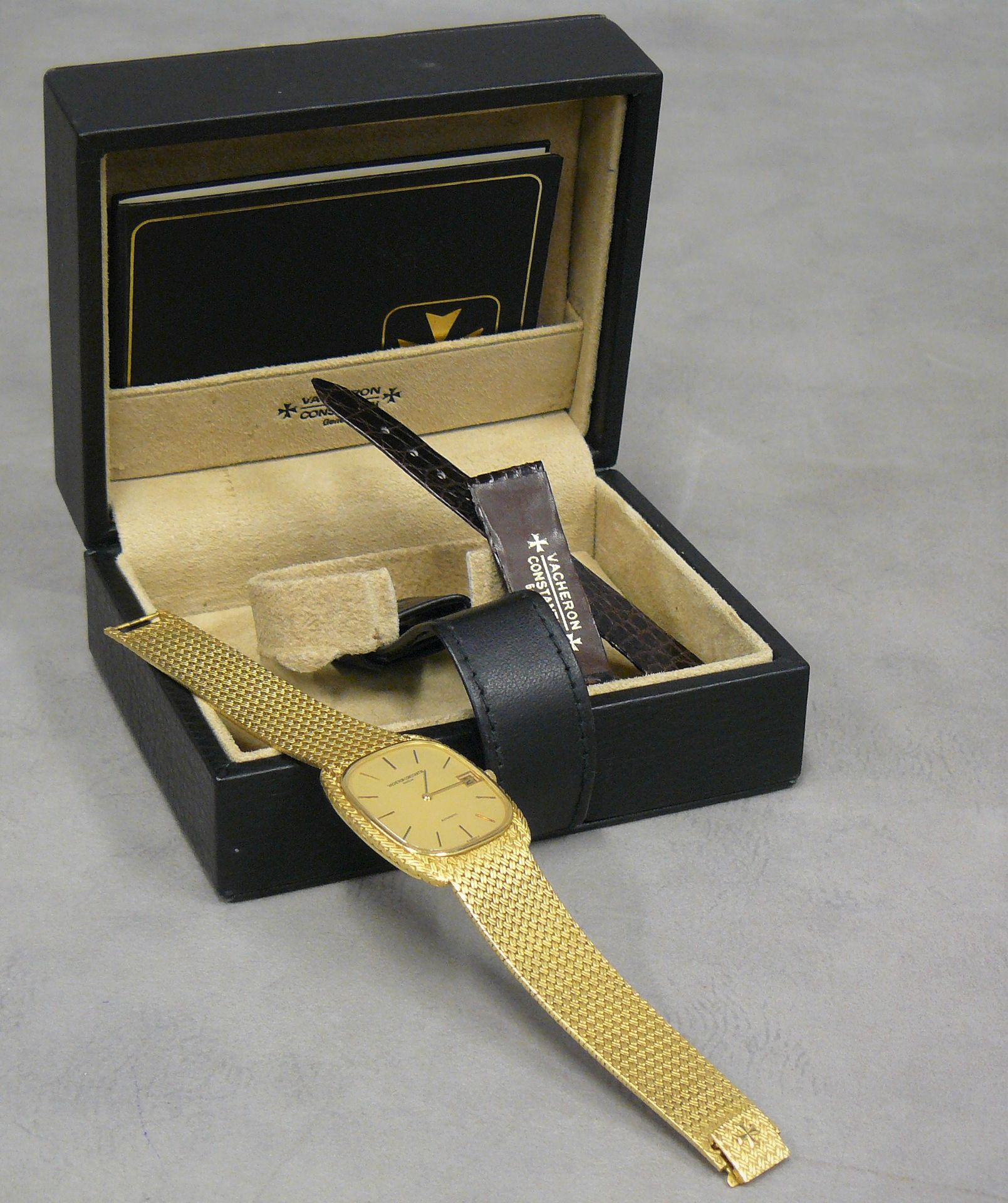 VACHERON-CONSTANTIN 一枚Vacheron-Constantin金质自动男士腕表（猫头鹰标志），表链编号为129。总重量为93.5克。真品证书&hellip;