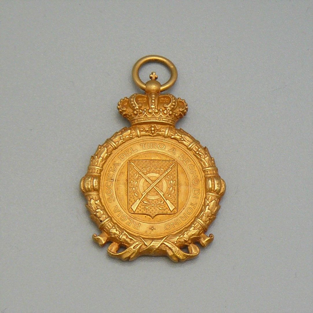 GUSTAVO GIRARD 1837/1899年古斯塔沃-吉拉德纪念章，金质（无印记），刻有一只张开翅膀的鹰，上面有一顶皇家皇冠，另一面刻有 "Regia S&hellip;