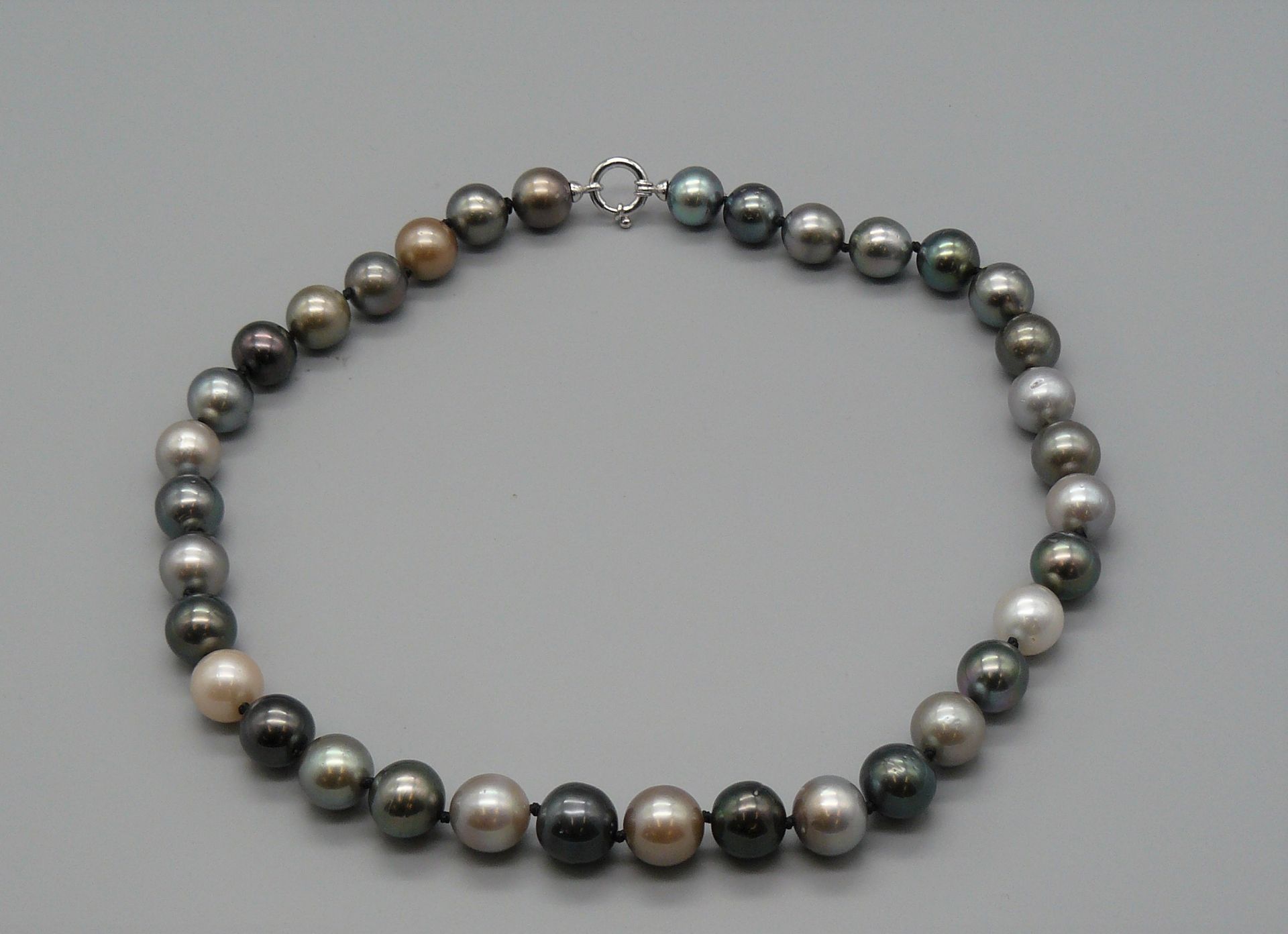 Null 一条由35颗大溪地珍珠组成的项链，颜色交替，直径从9到11毫米，白金扣750°/°° - 长45厘米