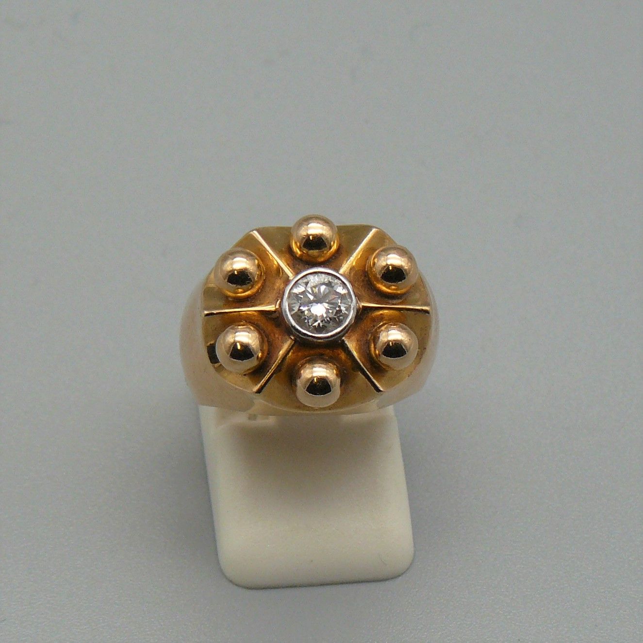 Null 一枚金戒指（鹰头），镶有一颗单颗老式切割钻石，约0.50克拉，周围有六颗金珍珠。重量为7.90克