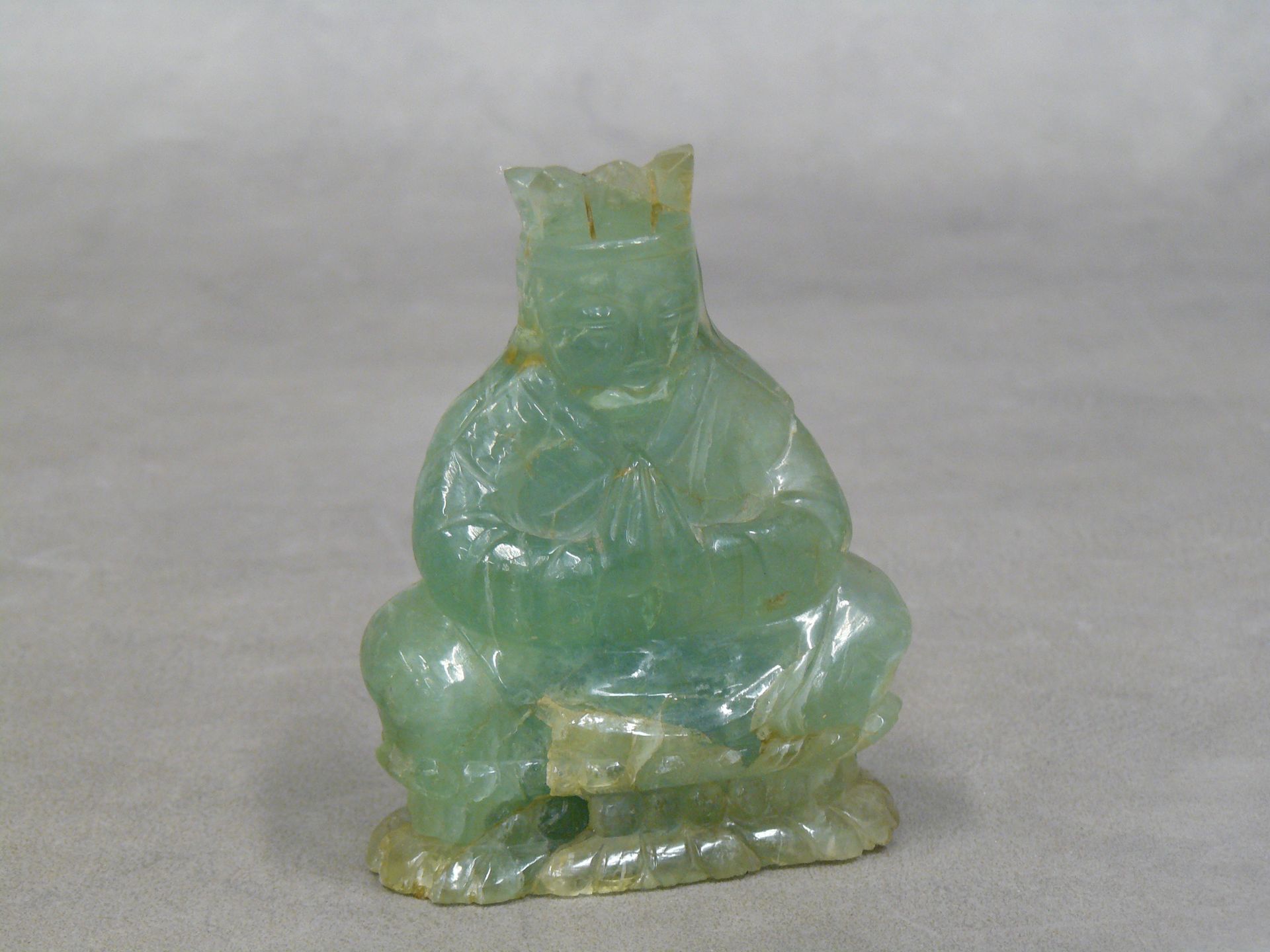 Null una figura sentada coronada con las manos juntas: estatuilla de jadeíta del&hellip;