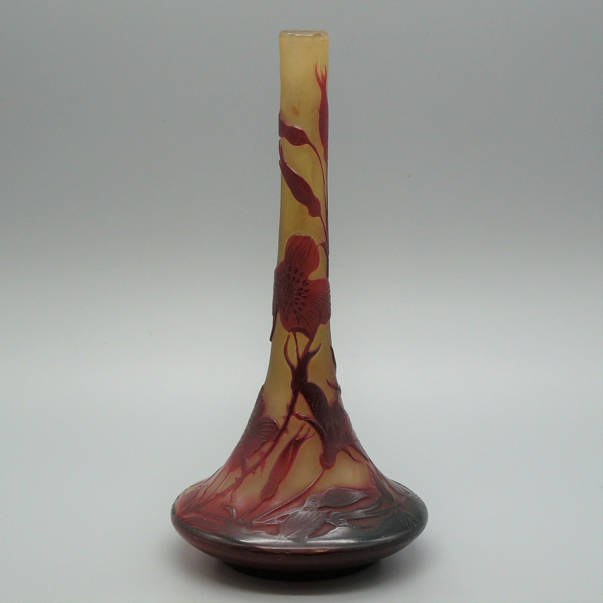 GALLÉ GALLÉ : Vaso Soliflore con fiori rossi e fogliame, firmato - H 19 cm
