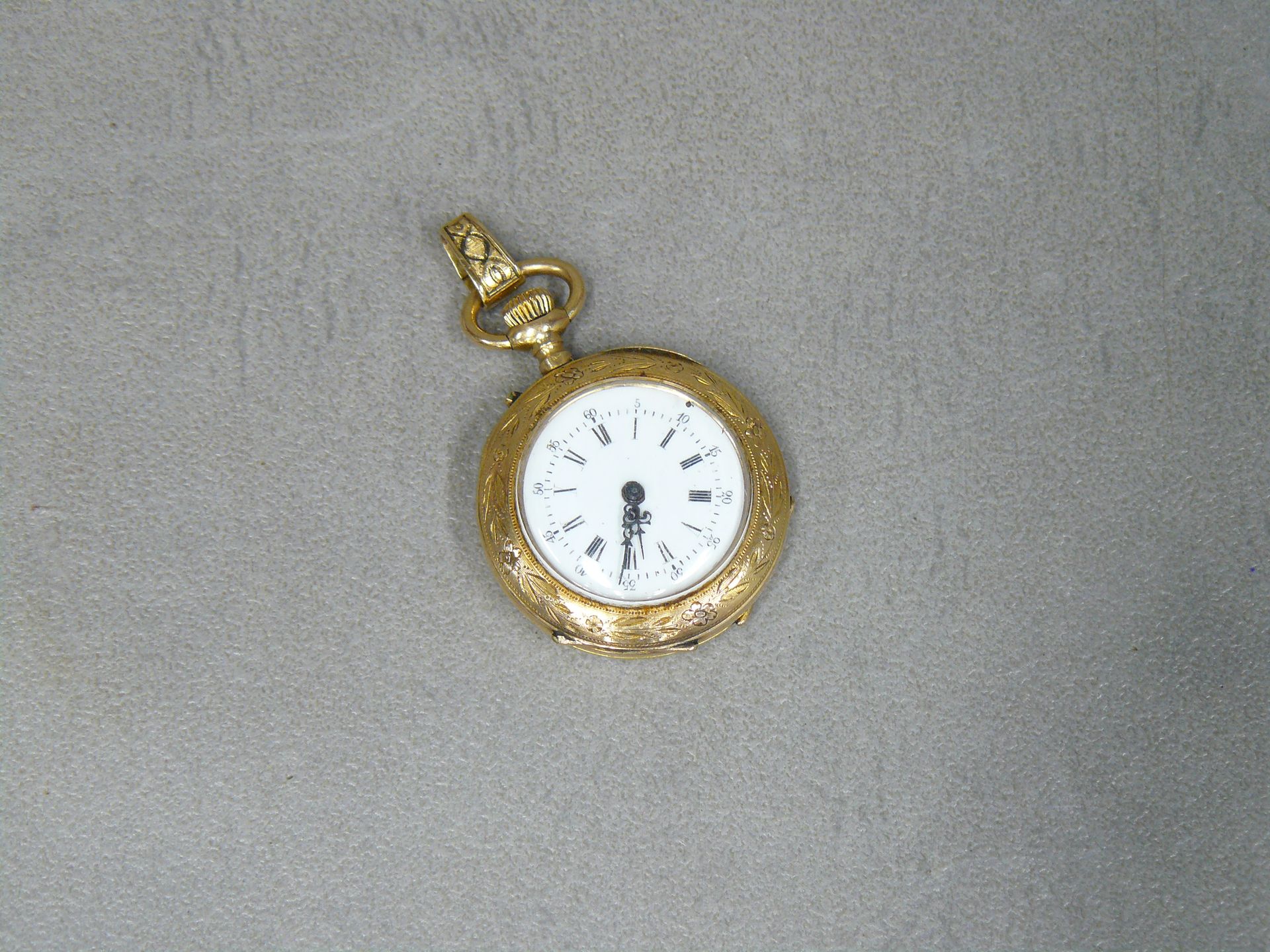 Null une montre de col en or (poinçon tête de cheval) n° 9966, le dos à décor de&hellip;