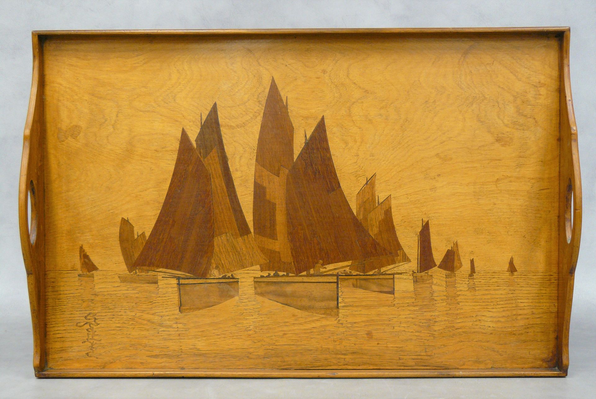 E. GALLÉ 埃米尔-加莱：有帆船的海上风景，托盘上有不同种类的木皮和镶嵌物的把手，镂空的把手每边都有海星和贝壳的装饰，两个主要的边框是模压的 - 左下角有&hellip;
